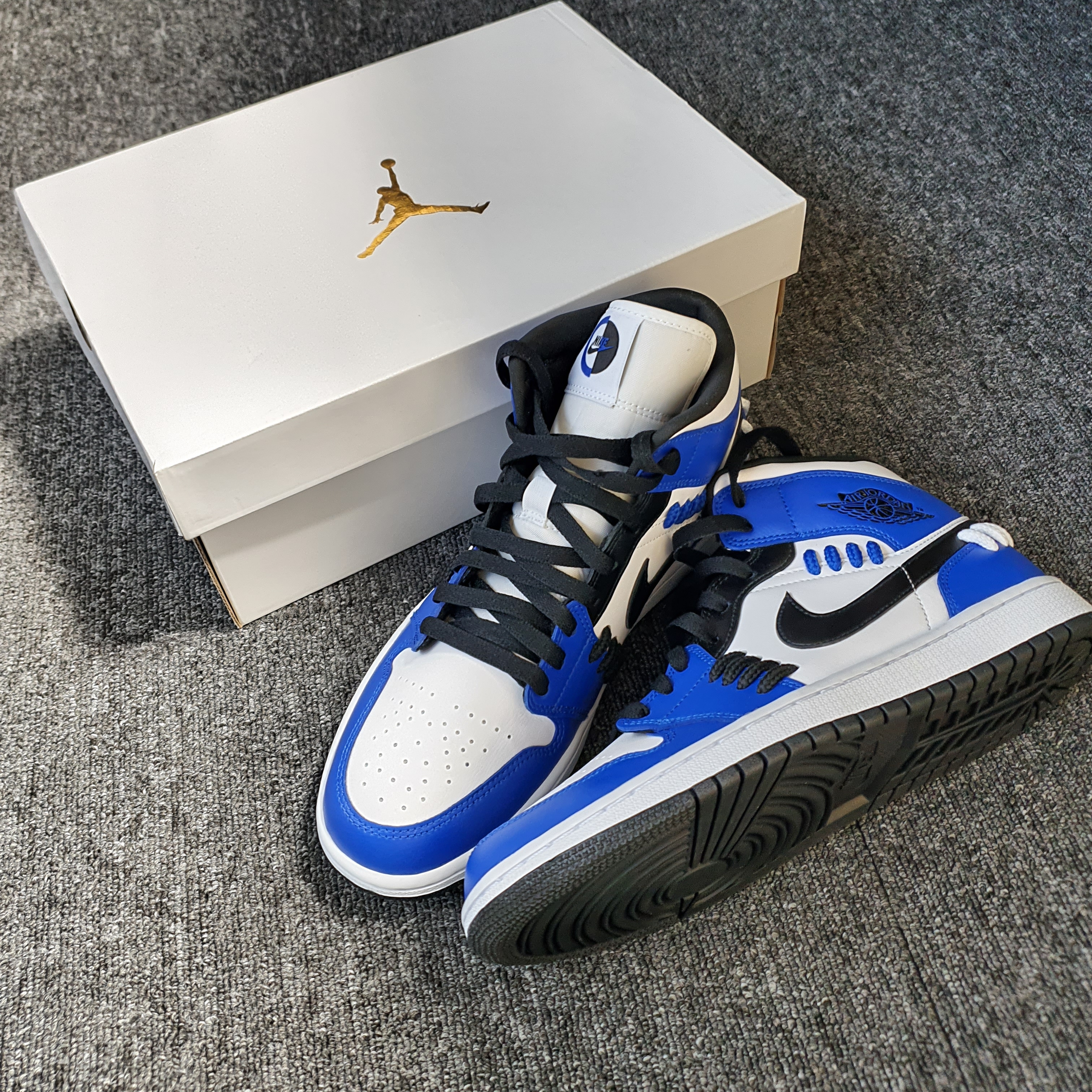 (W) Jordan 1 Mid SE Sisterhood 착용 스타일