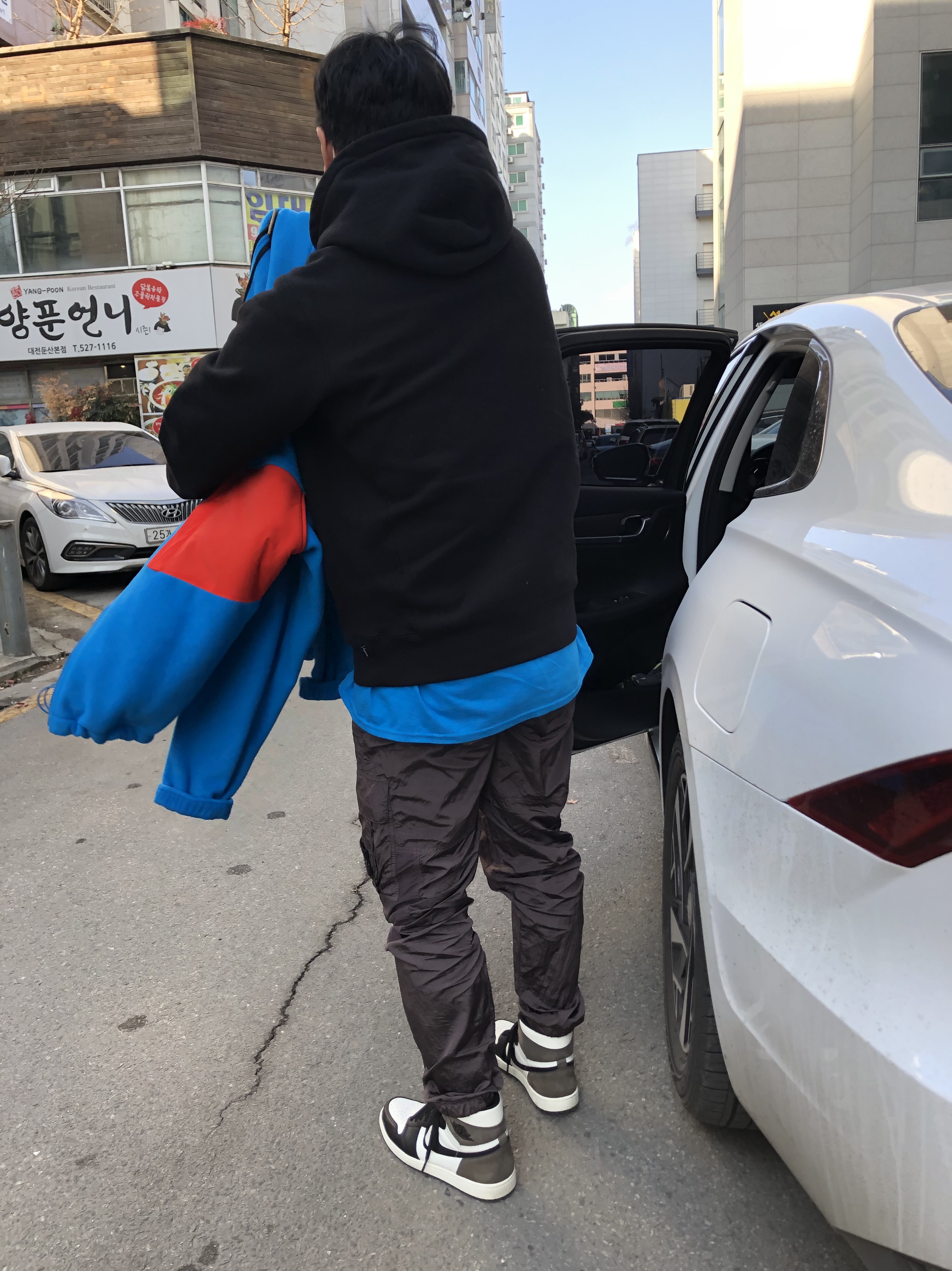 Jordan 1 Retro High OG Black Mocha 착용 스타일 - 1