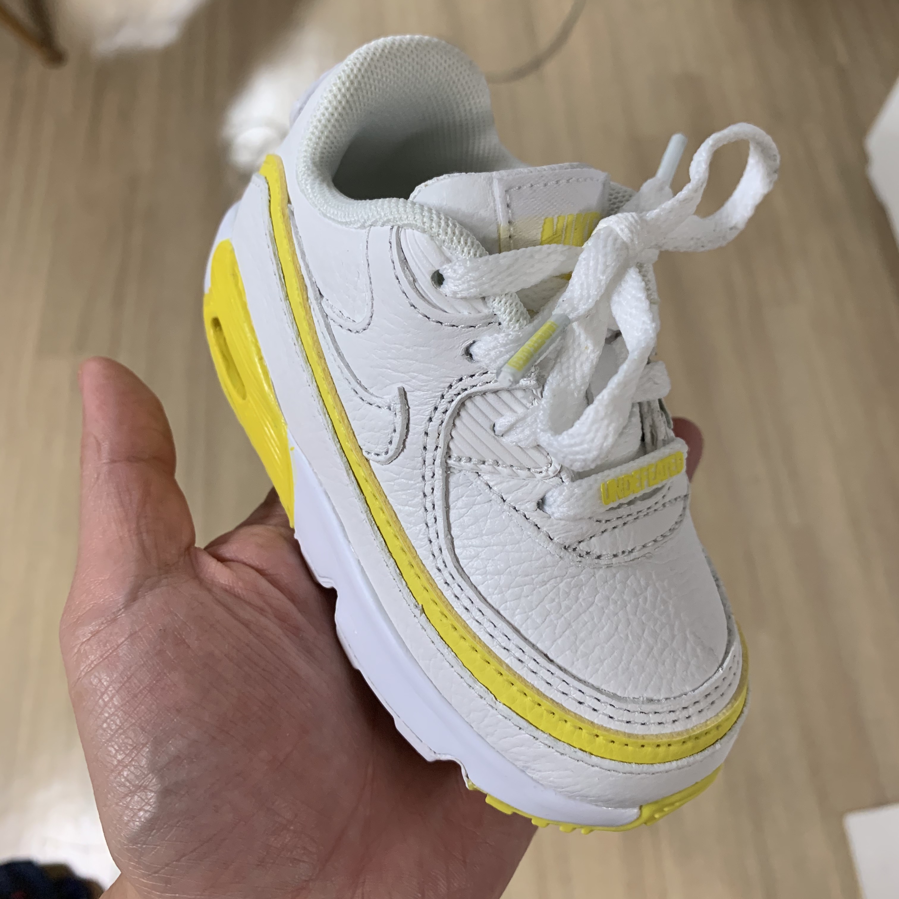 Nike x Undefeated Air Max 90 White Optic Yellow 착용 스타일