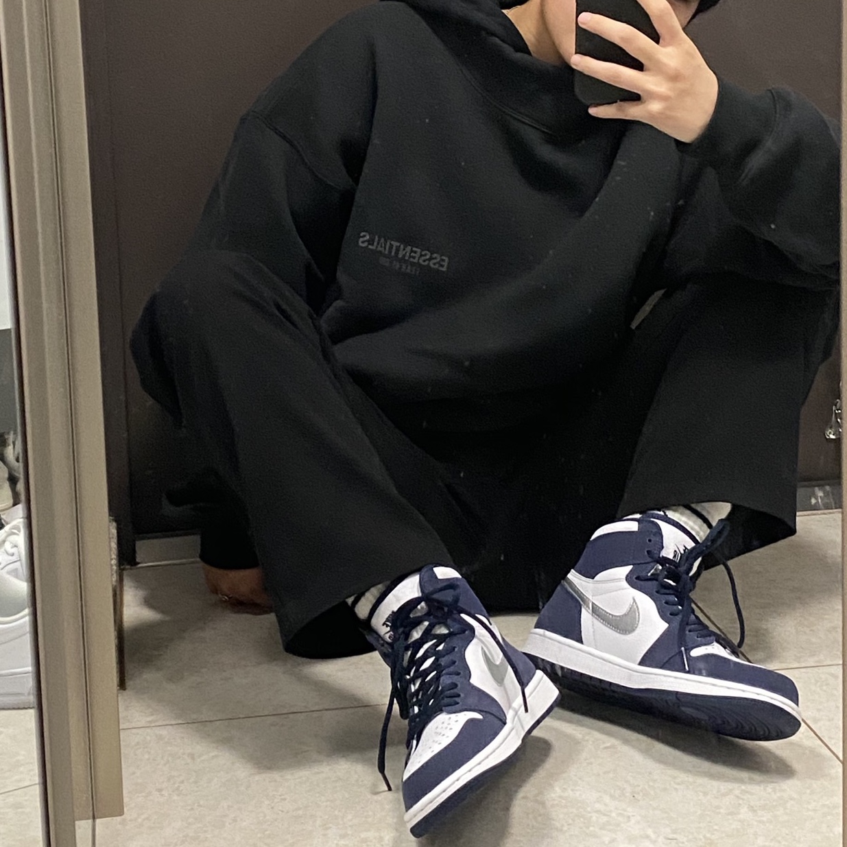 Jordan 1 Retro High OG CO.JP Midnight Navy, Essentials Pull-Over Mockneck Sweatshirt Black 2020 착용 스타일