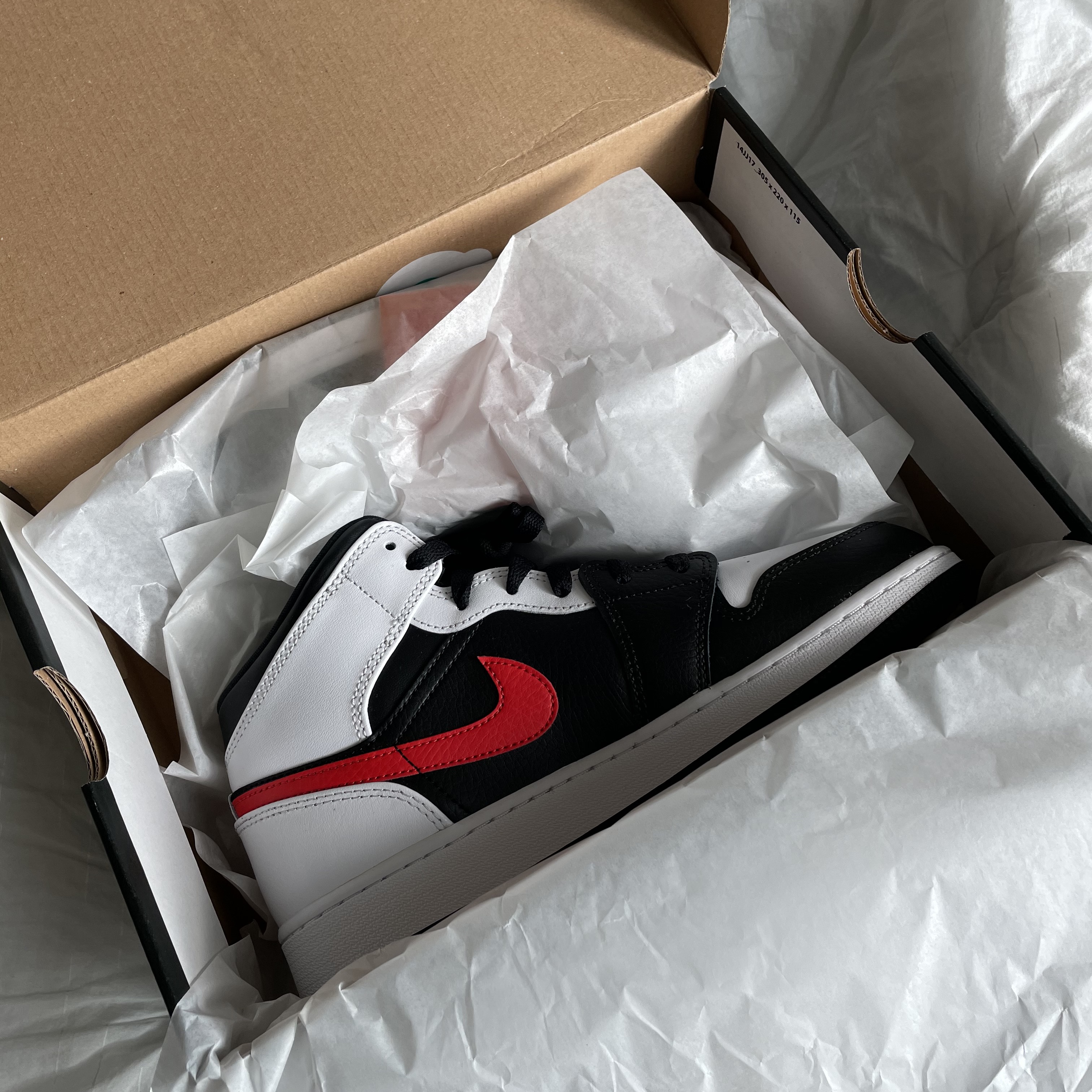 (GS) Jordan 1 Mid Black Chile Red 착용 스타일 - 1
