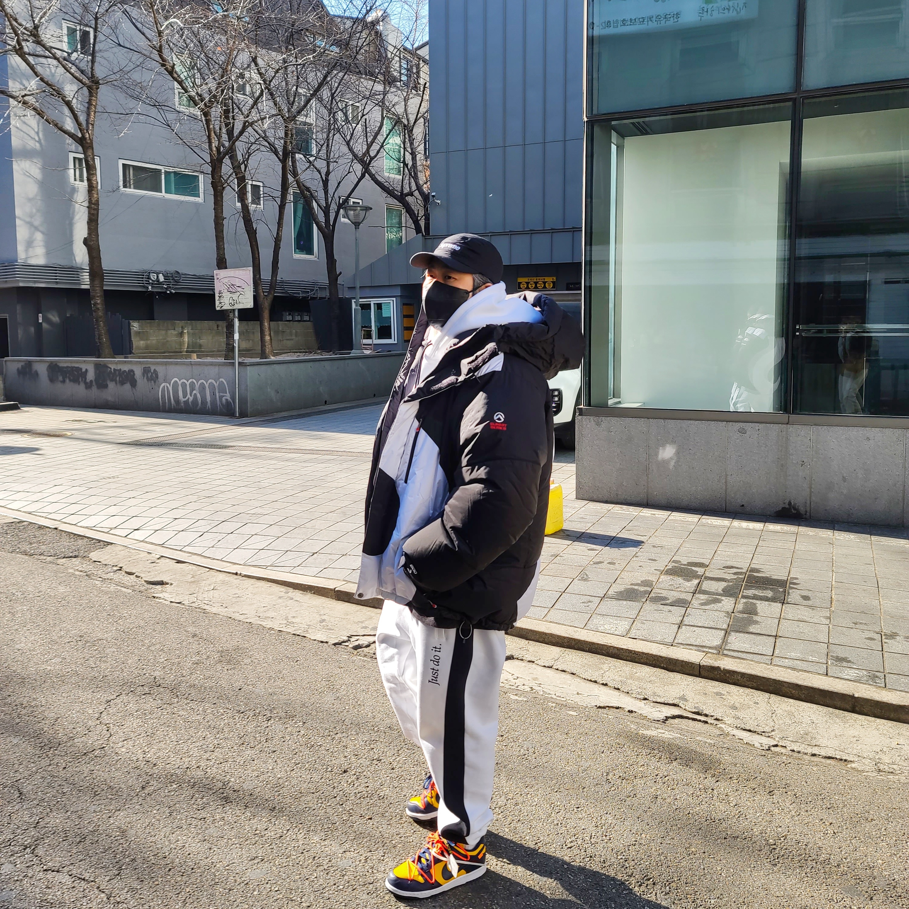 Nike x Off-White Dunk Low University Gold Midnight Navy, Supreme Dry Wax Cotton Camp Cap Black - 20FW 착용 스타일