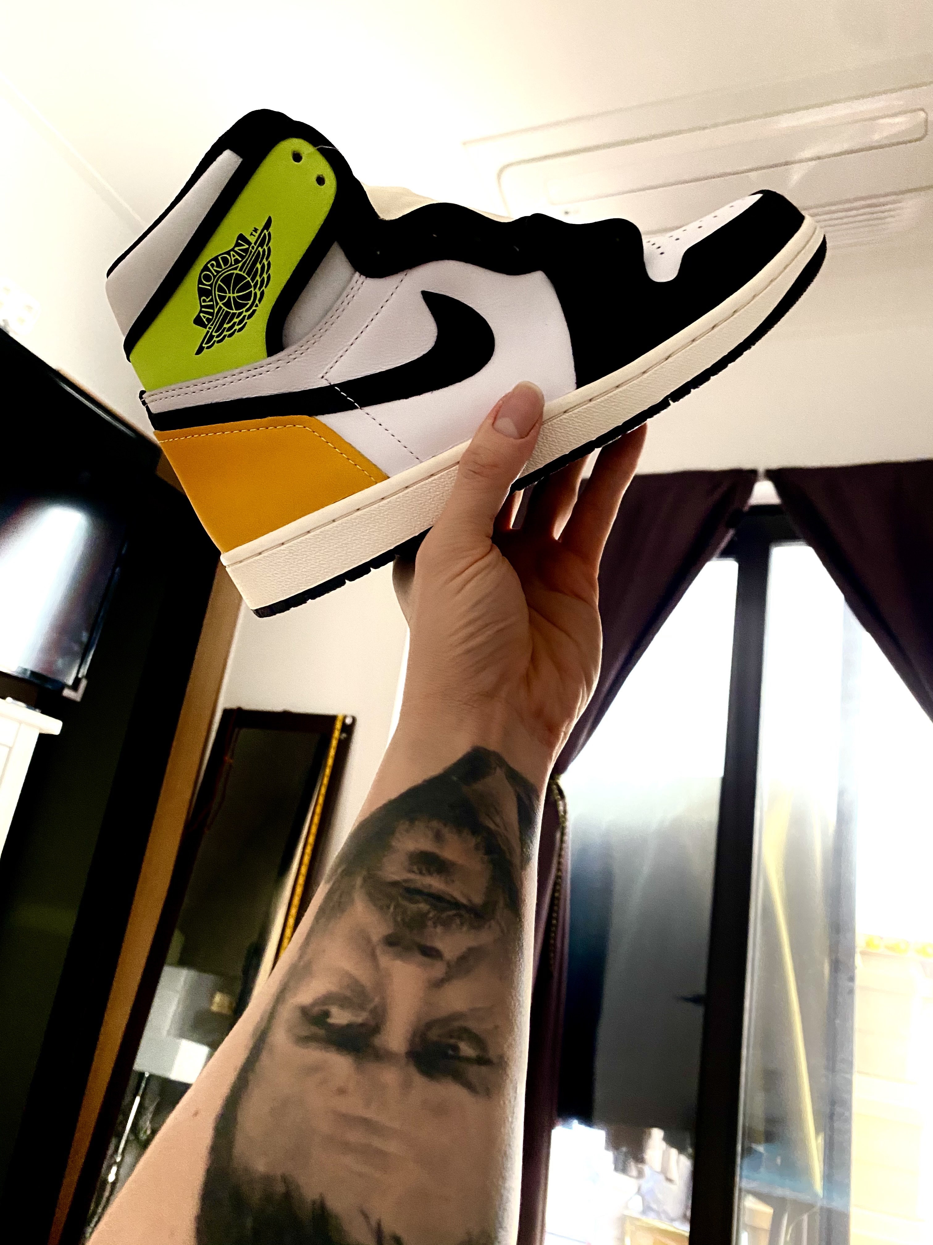 Jordan 1 Retro High OG Volt Gold 착용 스타일