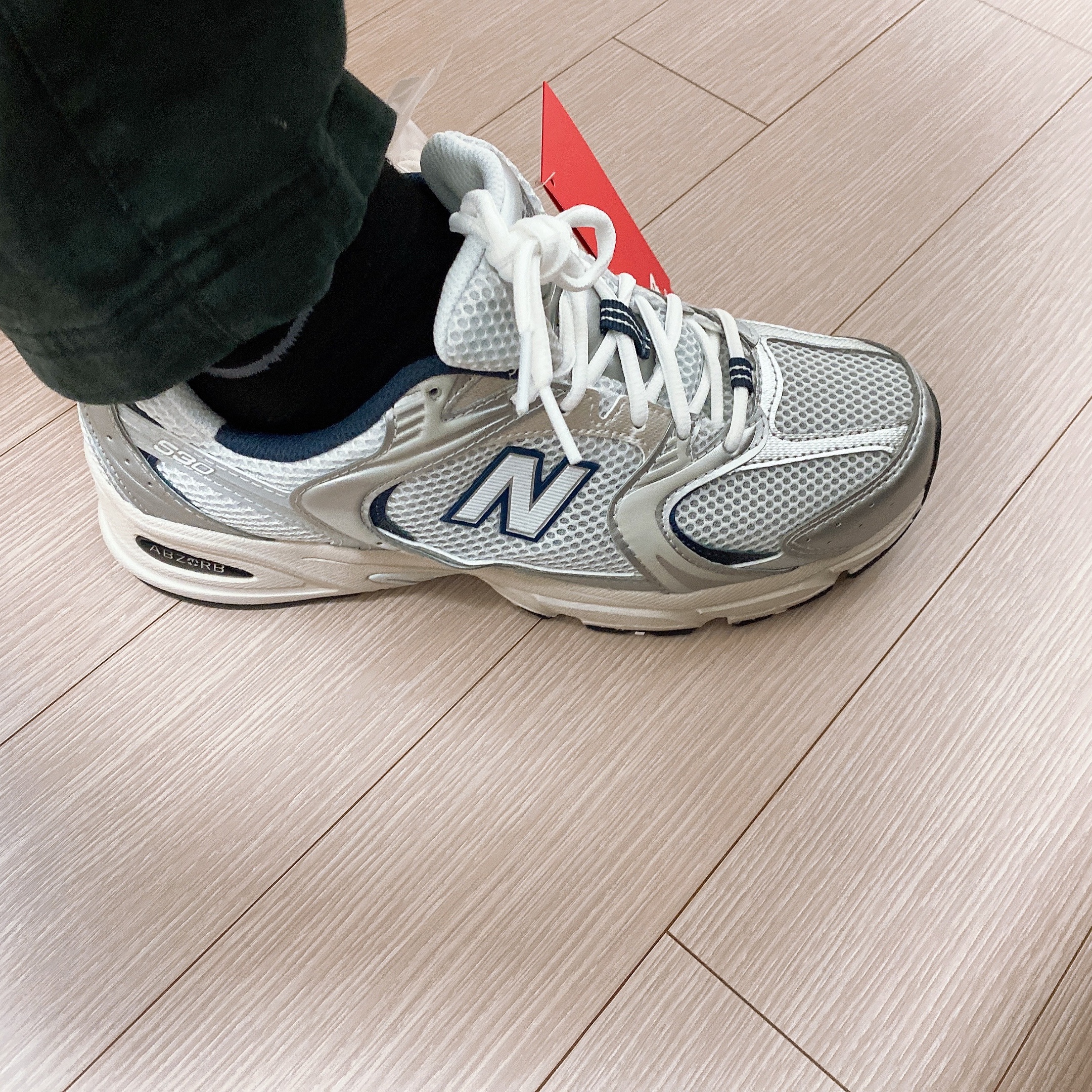 New Balance 530 Steel Grey 착용 스타일 - 2