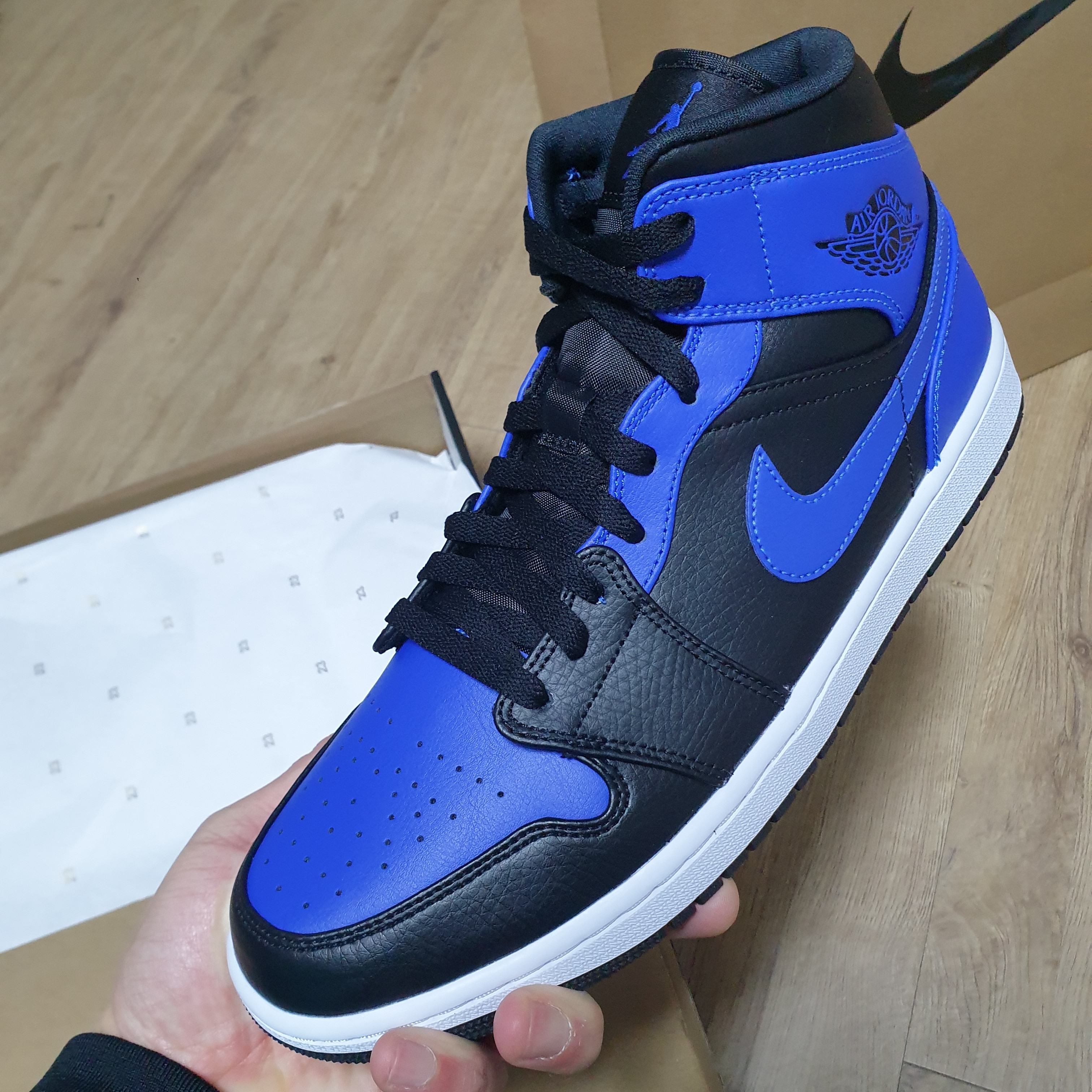 Jordan 1 Mid Black Hyper Royal 착용 스타일