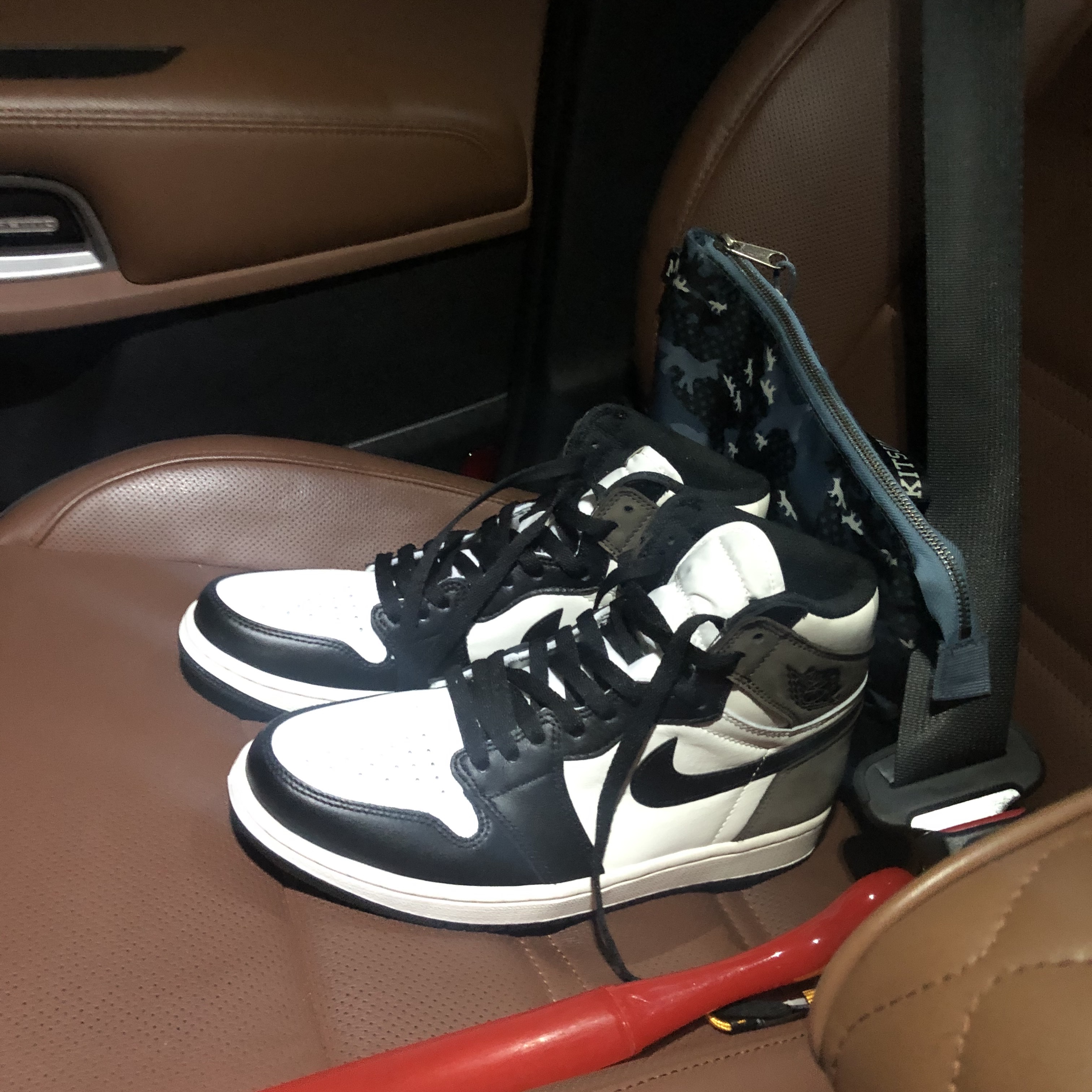 Jordan 1 Retro High OG Black Mocha 착용 스타일 - 2