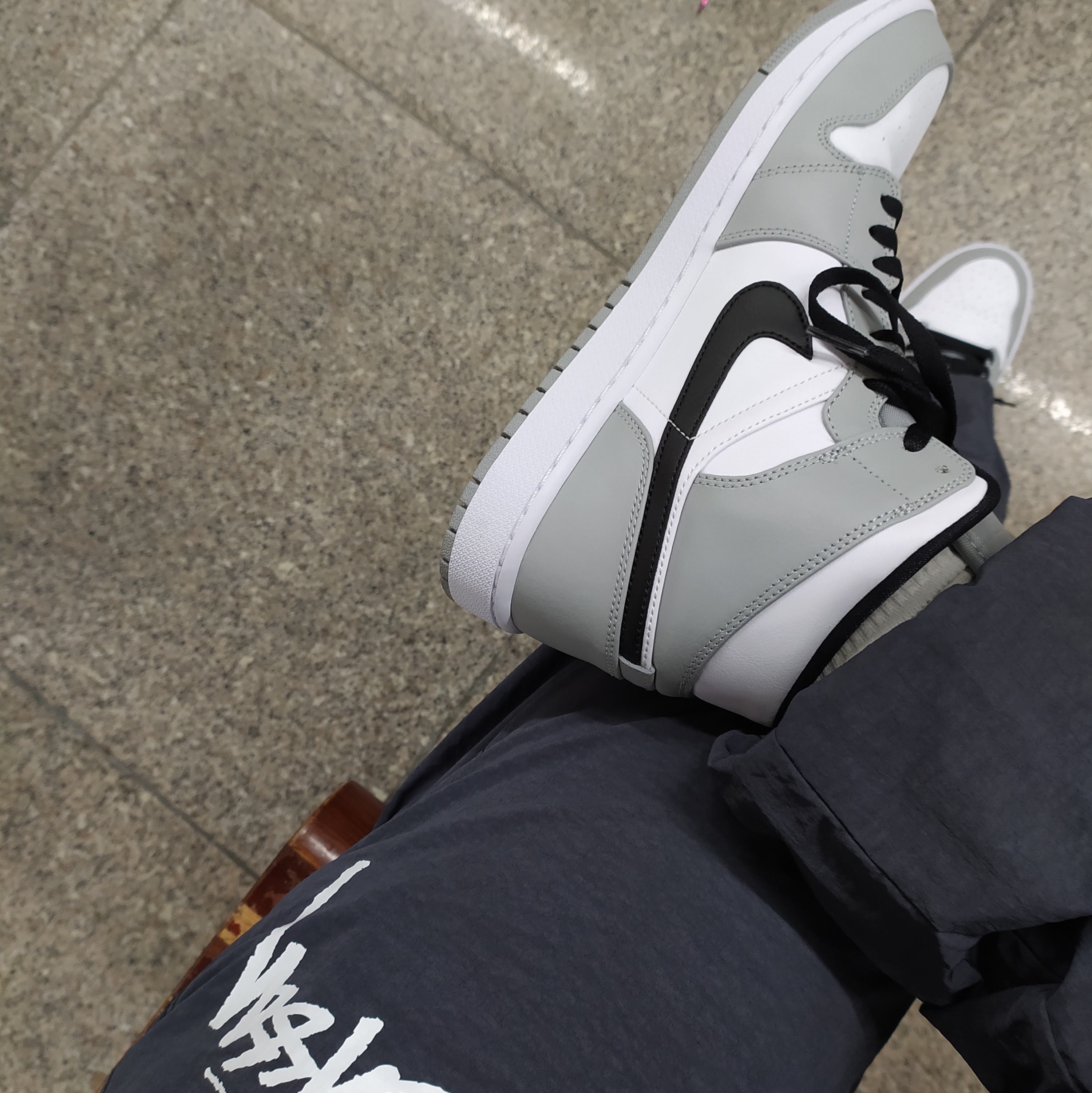 Jordan 1 Mid Light Smoke Grey 착용 스타일