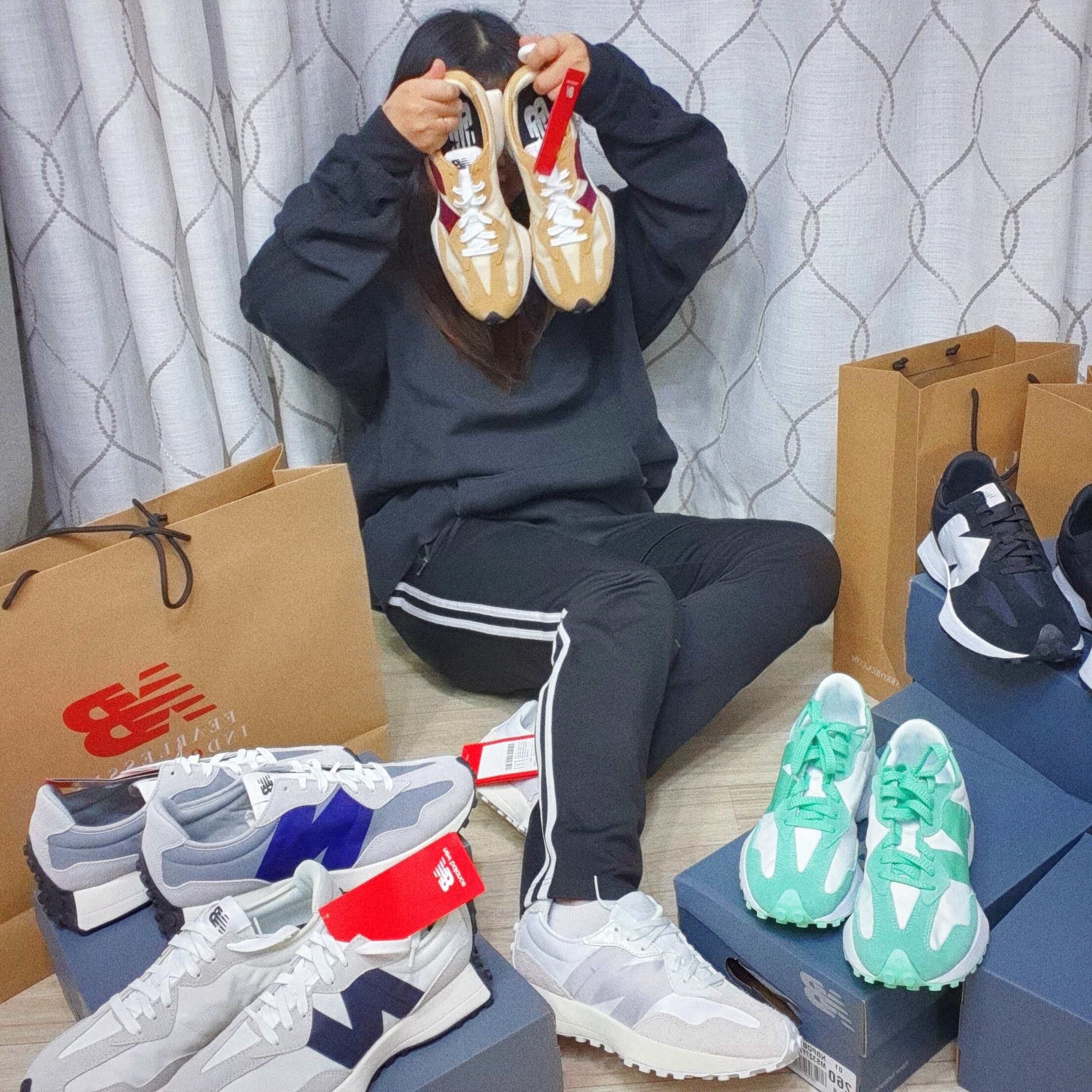 New Balance 327 White Black, New Balance 327 Moonbeam Ghost Pepper 착용 스타일 - 1