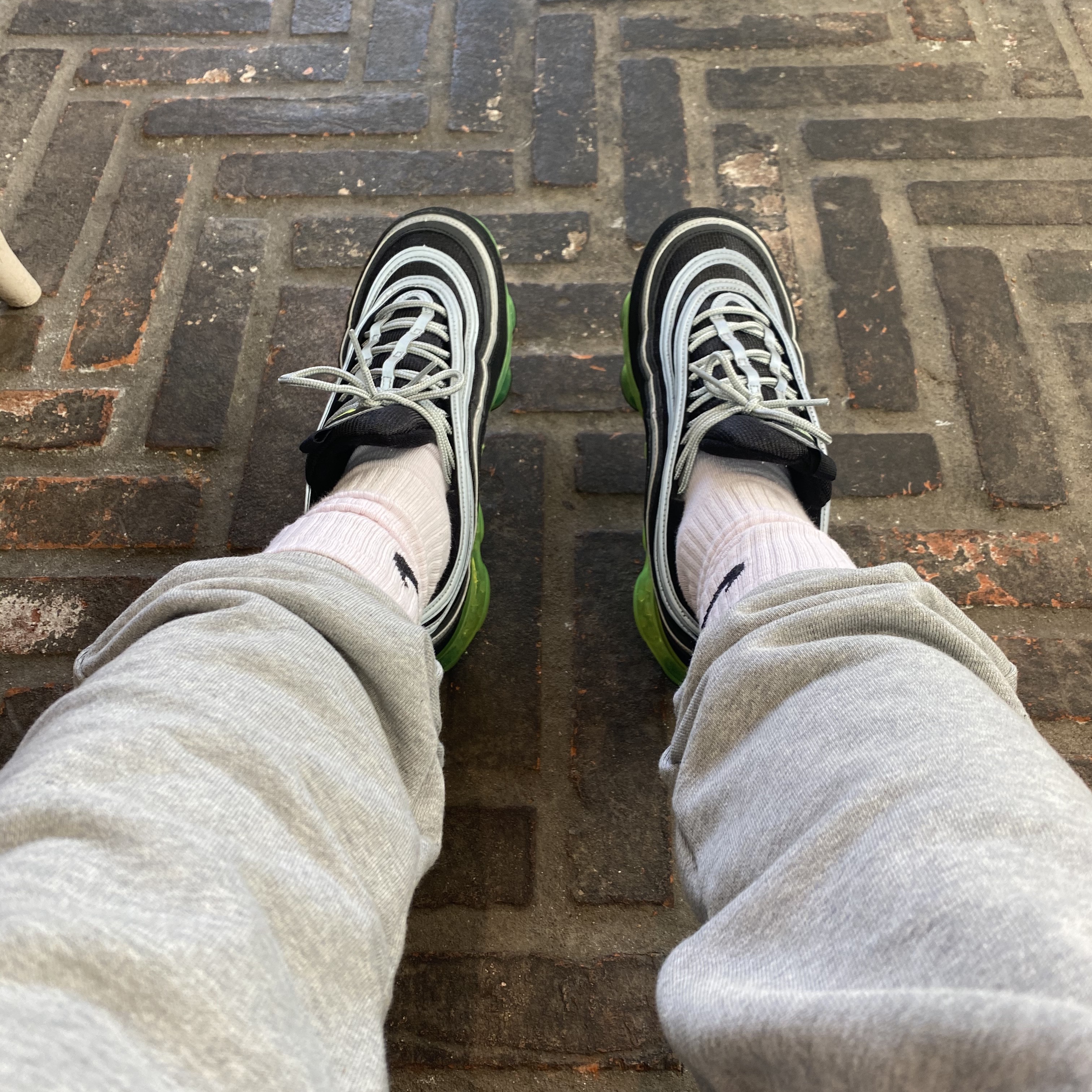 Nike Air VaporMax 97 Black Volt 착용 스타일