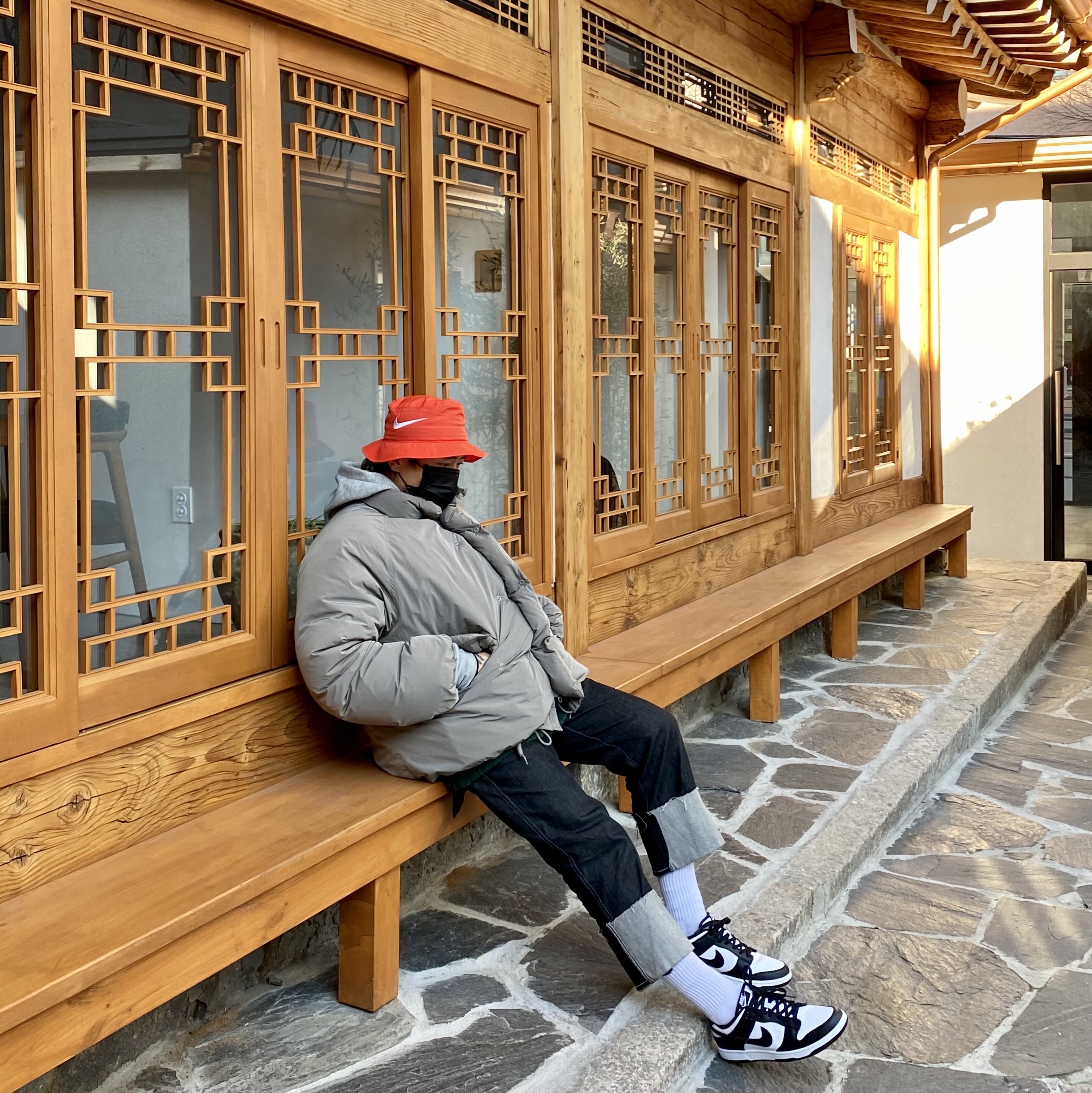 Nike Dunk Low Retro Black, Nike x Stussy Bucket Hat Habanero Red 착용 스타일