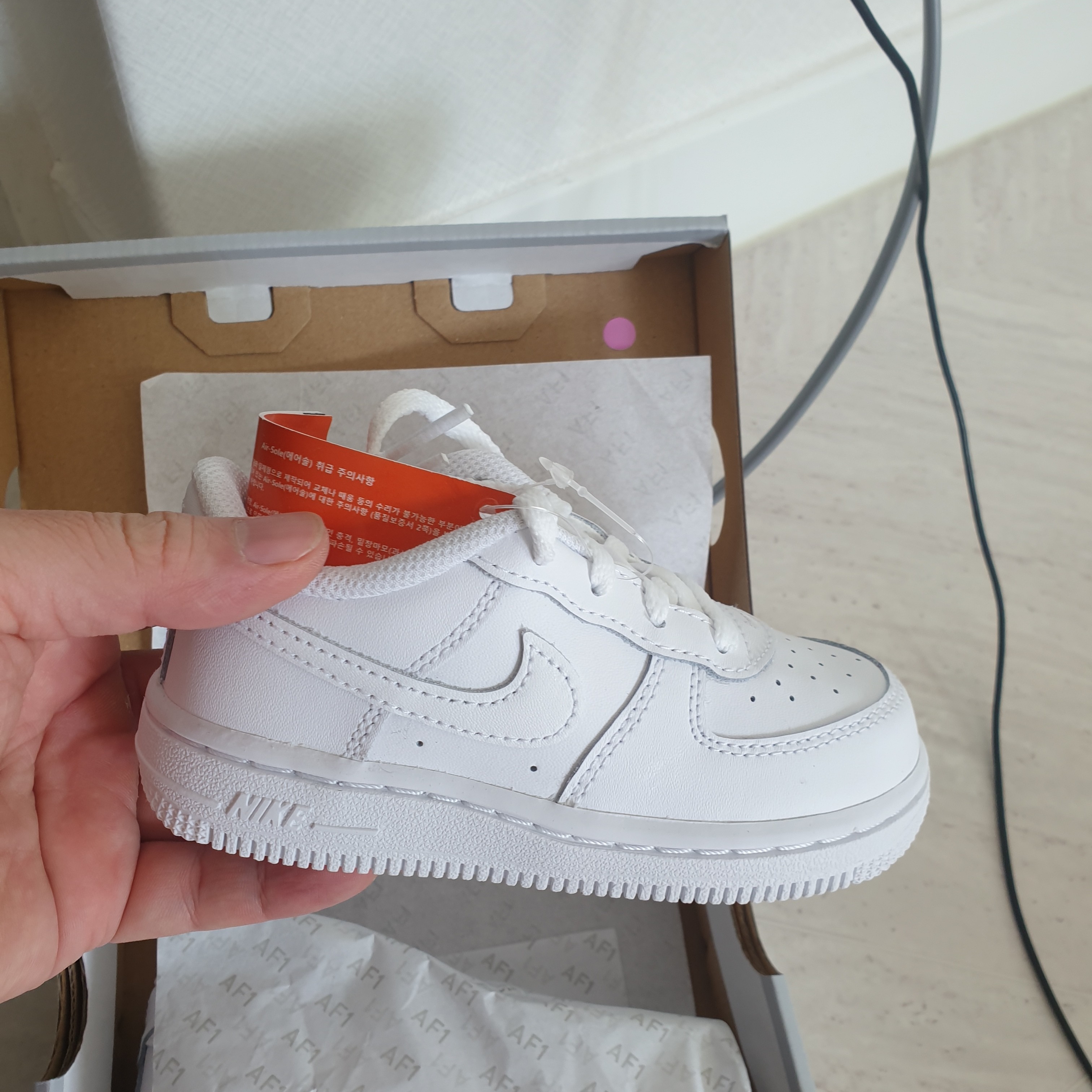 Nike Air Force 1 '07 Low White, Vans Vault OG Old Skool LX Black 착용 스타일 - 1