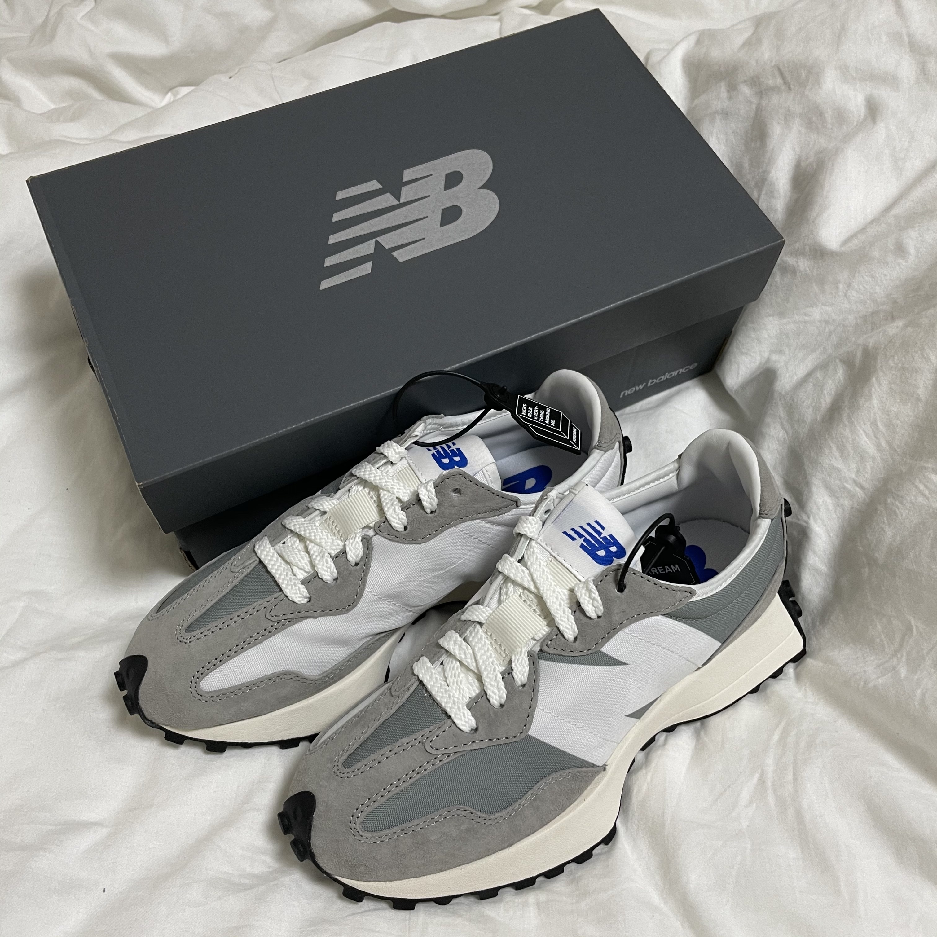 New Balance 327 Grey 착용 스타일 - 1