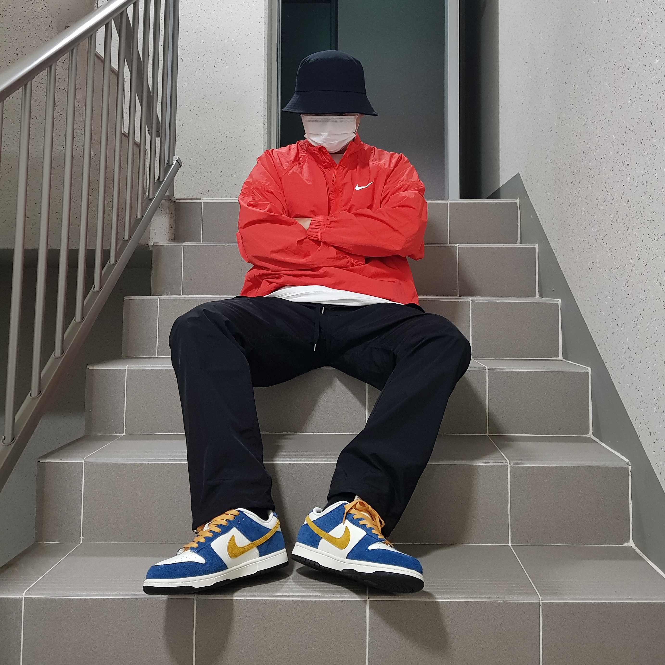 Nike x Kasina Dunk Low 80's Bus, Nike x Stussy Windrunner Jacket Habanero Red 착용 스타일