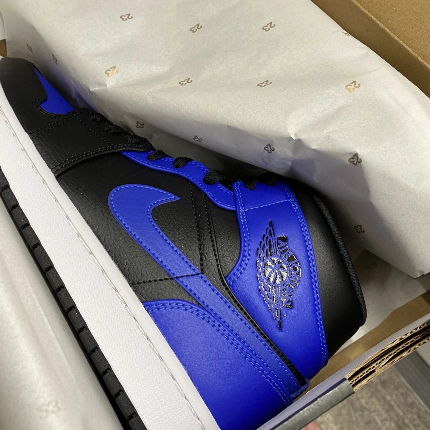 Jordan 1 Mid Black Hyper Royal 착용 스타일