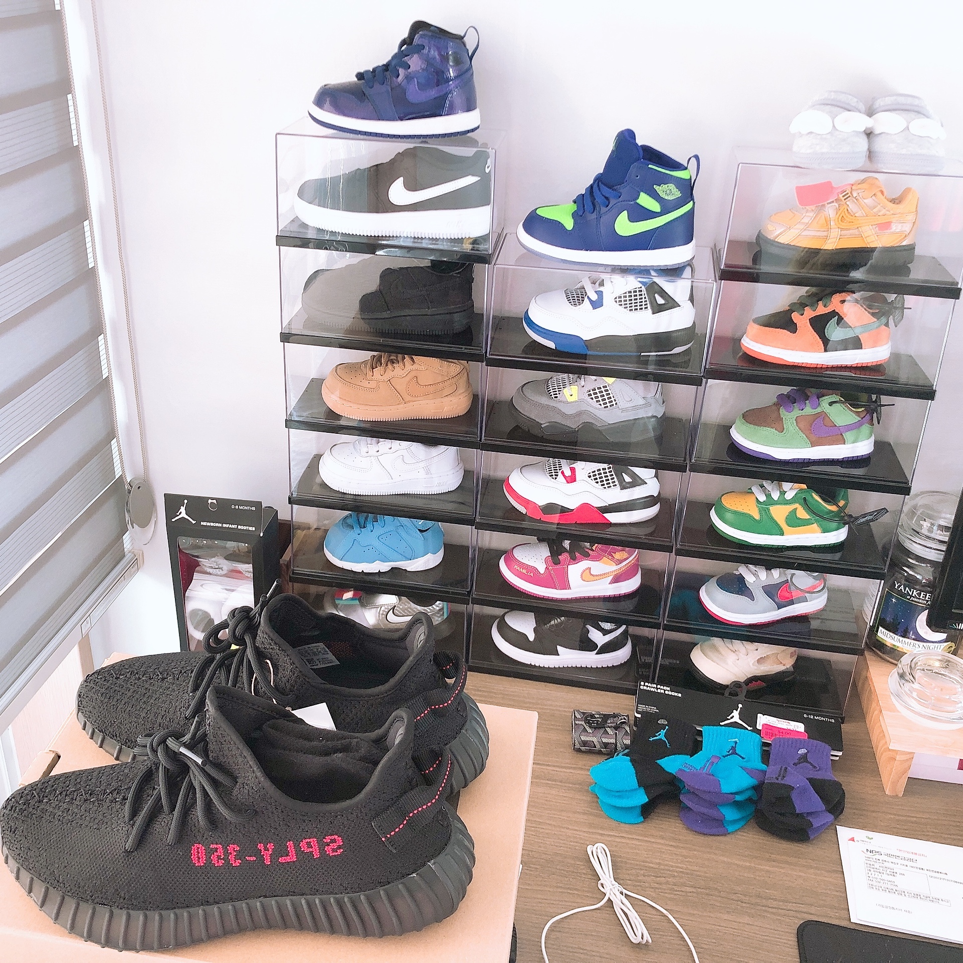 Adidas Yeezy Boost 350 V2 Black Red 2020, (TD) Sky Jordan 1 Black White 착용 스타일