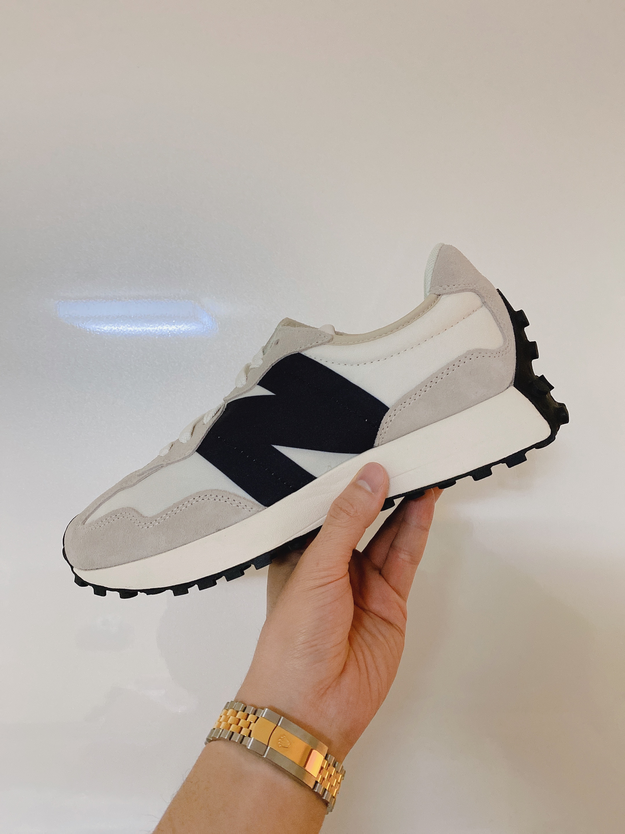 New Balance 327 White Black 착용 스타일
