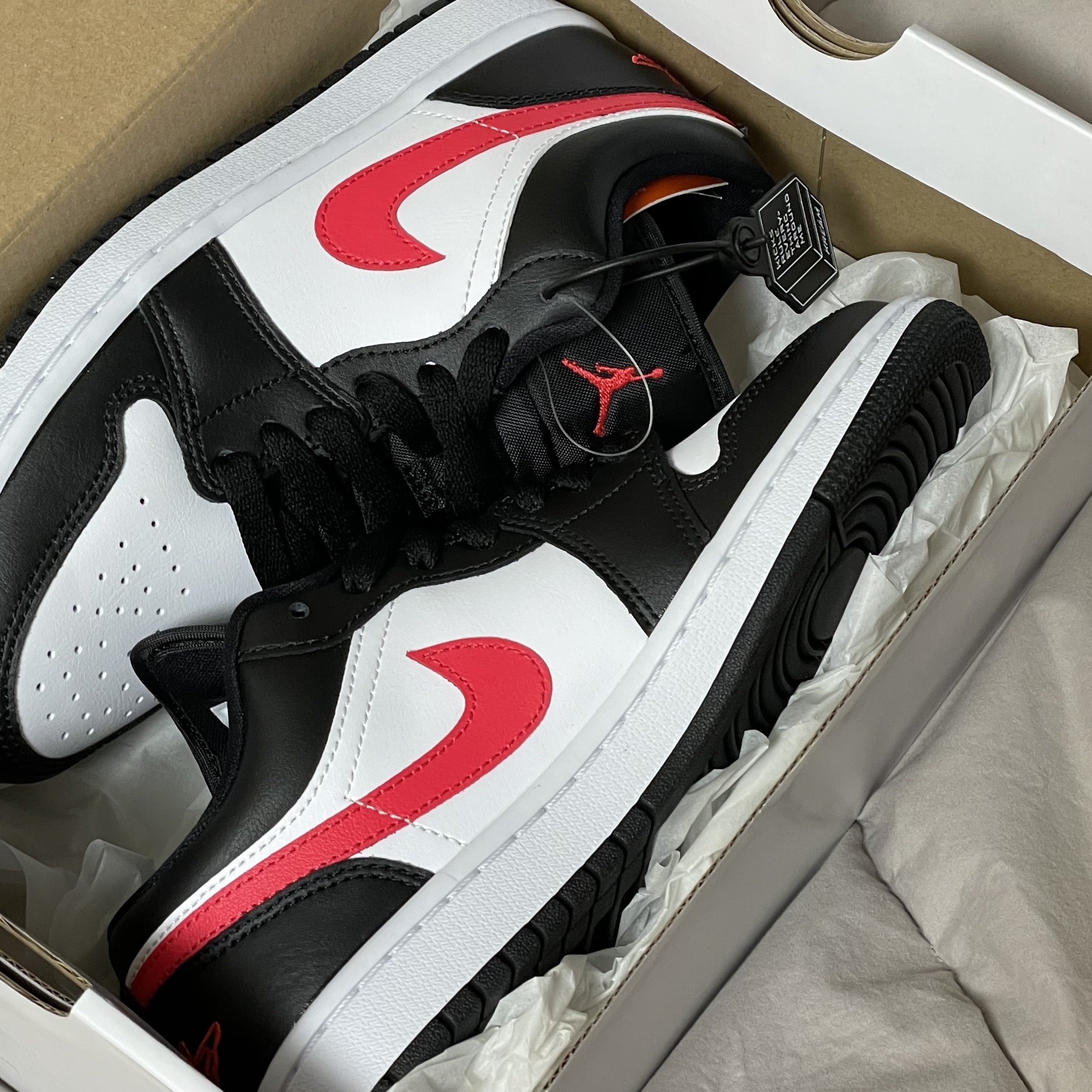(W) Jordan 1 Low Black Siren Red 착용 스타일