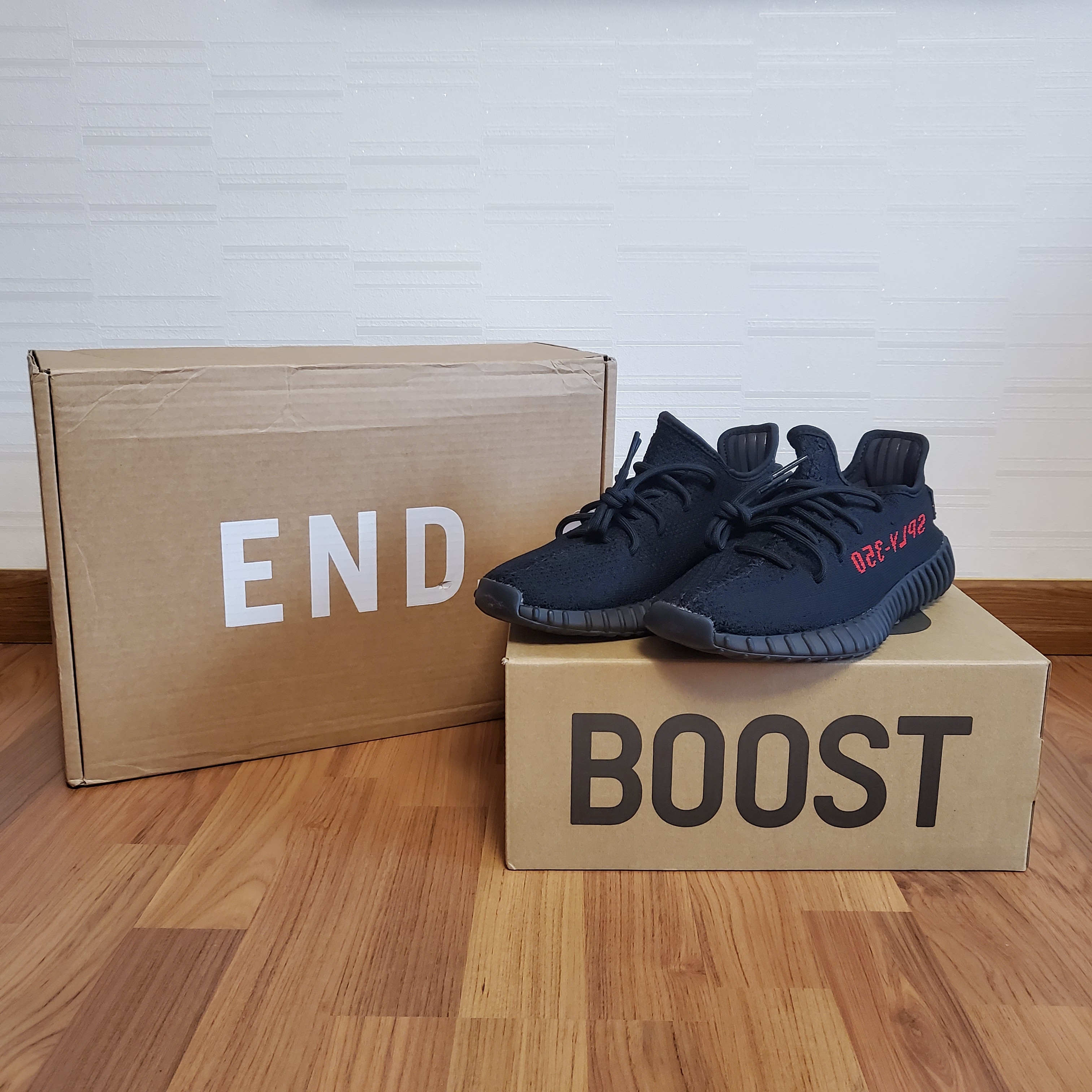 Adidas Yeezy Boost 350 V2 Black Red 2020 착용 스타일