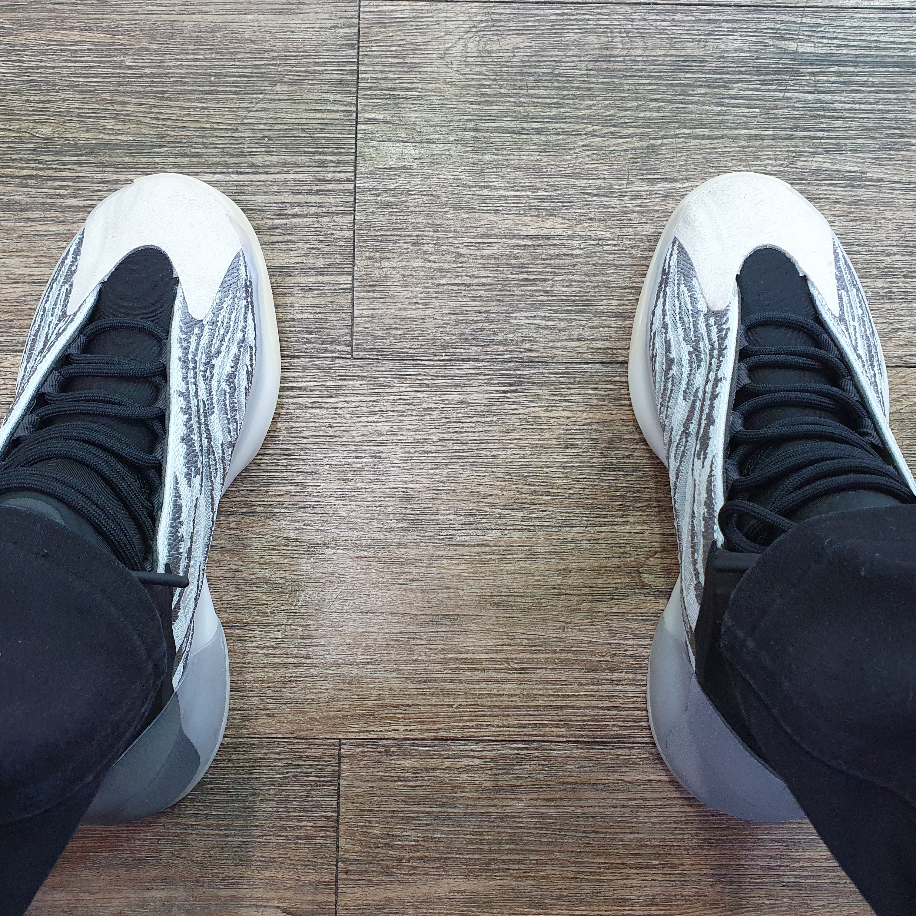 Adidas Yeezy QNTM Lifestyle 착용 스타일