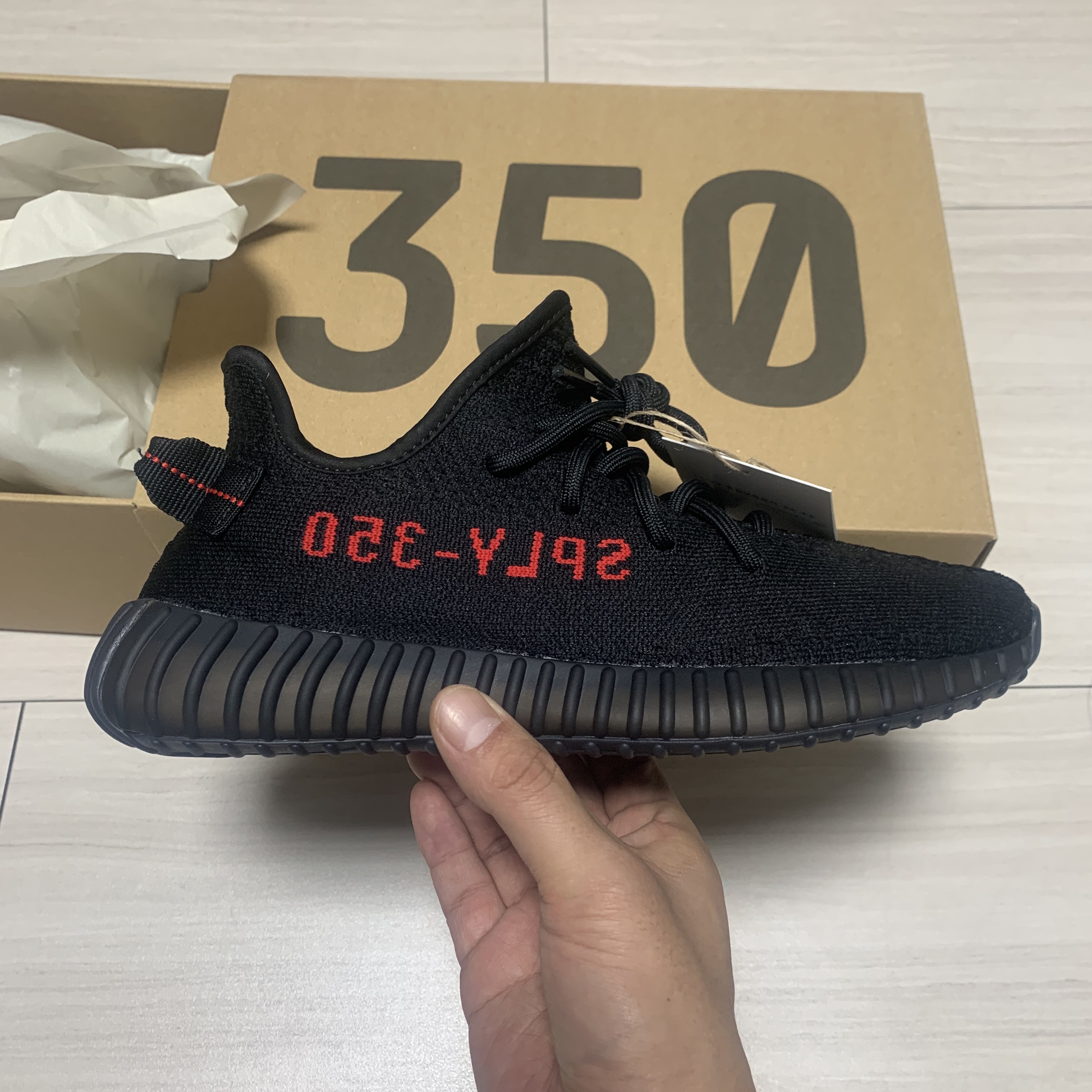 Adidas Yeezy Boost 350 V2 Black Red 2020 착용 스타일