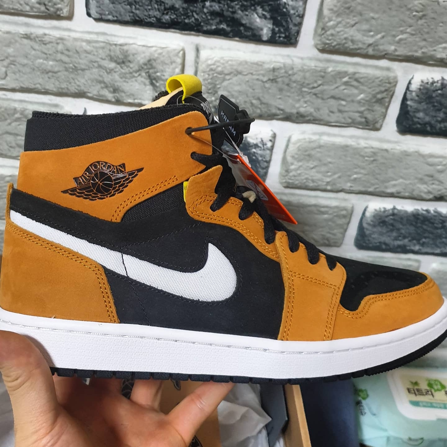 Jordan 1 Zoom Air CMFT Monarch Orange 착용 스타일 - 2