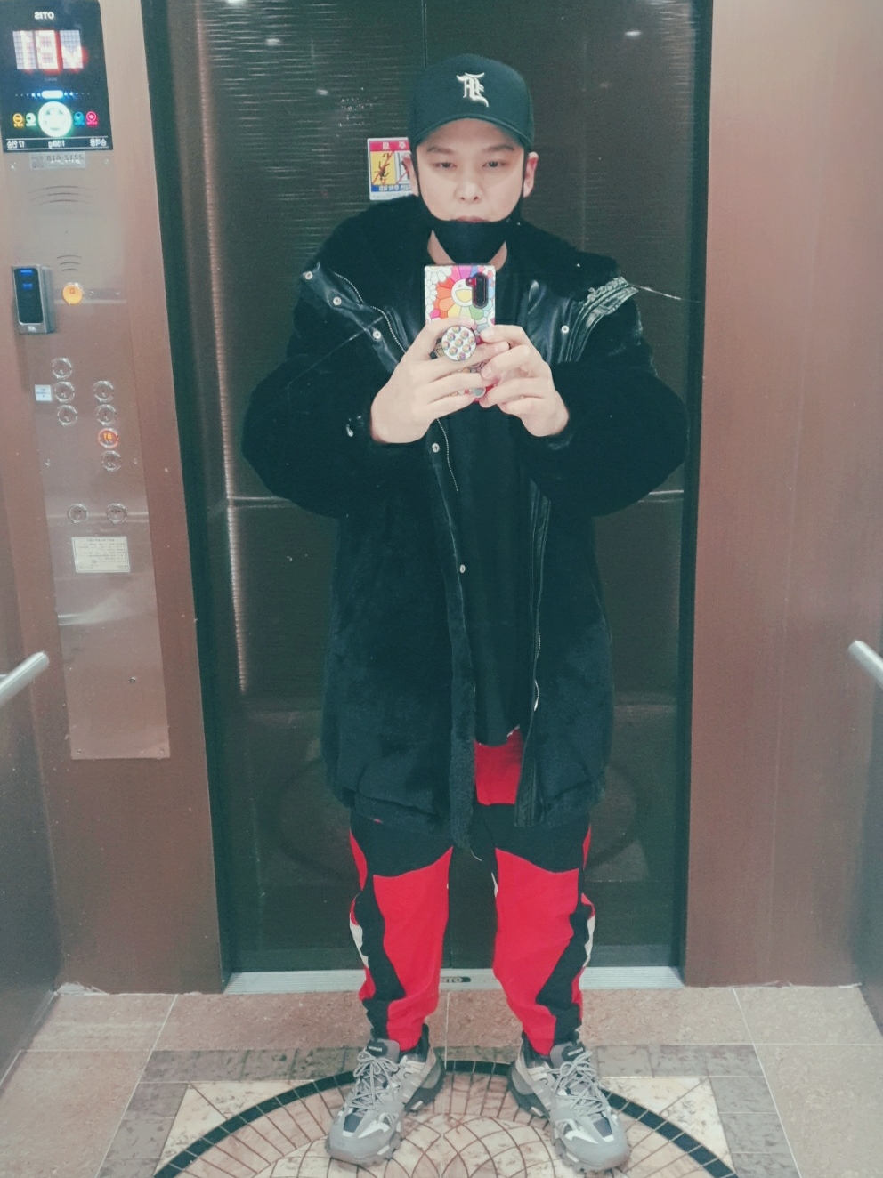 Balenciaga Track Sneakers Grey White 2019 착용 스타일 - 1