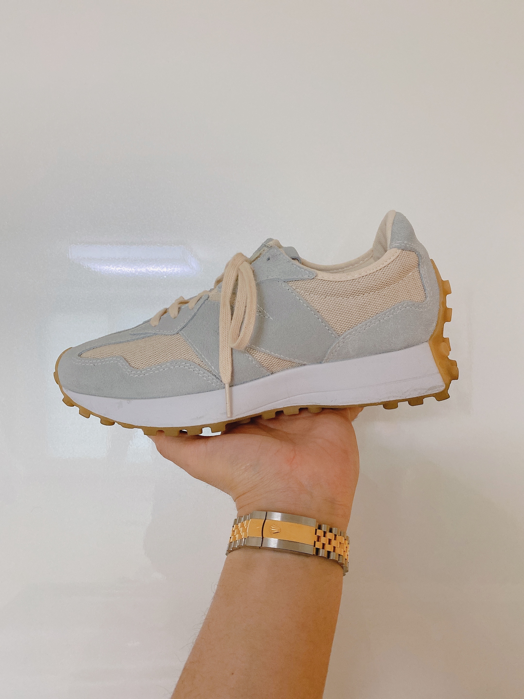 (W) New Balance 327 Undyed White Pale Blue 착용 스타일