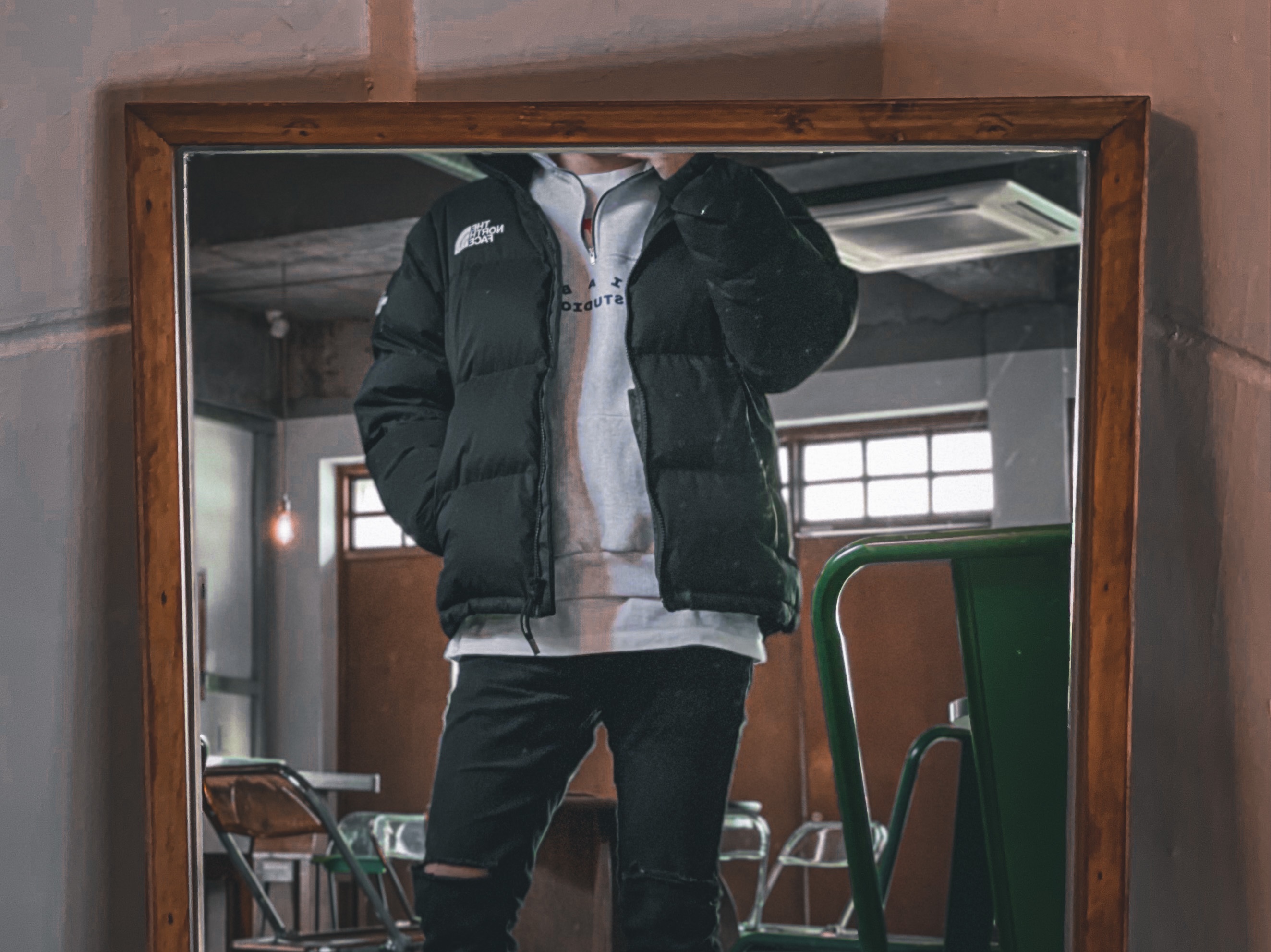 IAB Studio Half Zip Pullover Light Gray 착용 스타일
