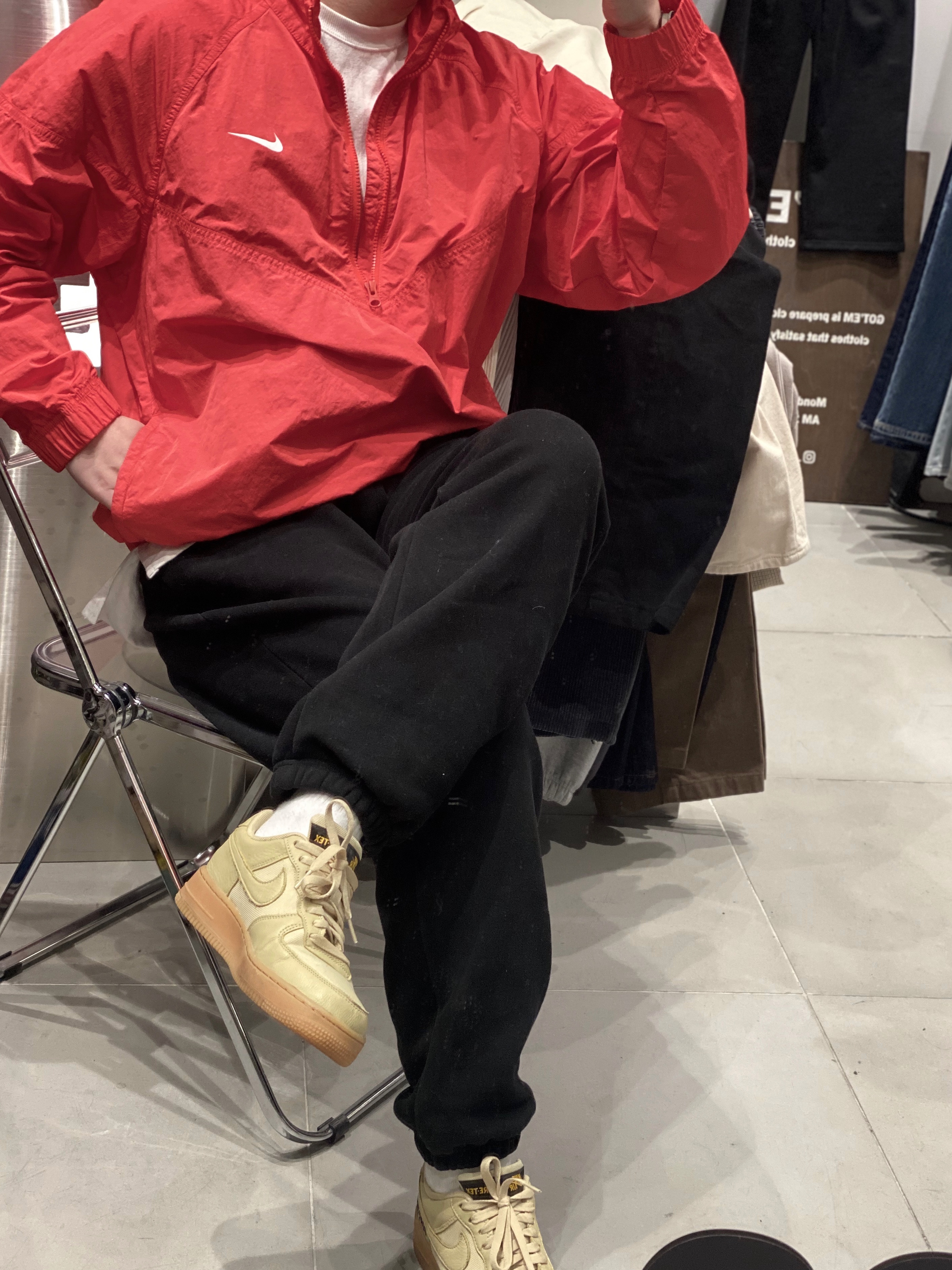 Nike Air Force 1 Low Gore-Tex Team Gold Khaki, Nike x Stussy Windrunner Jacket Habanero Red 착용 스타일