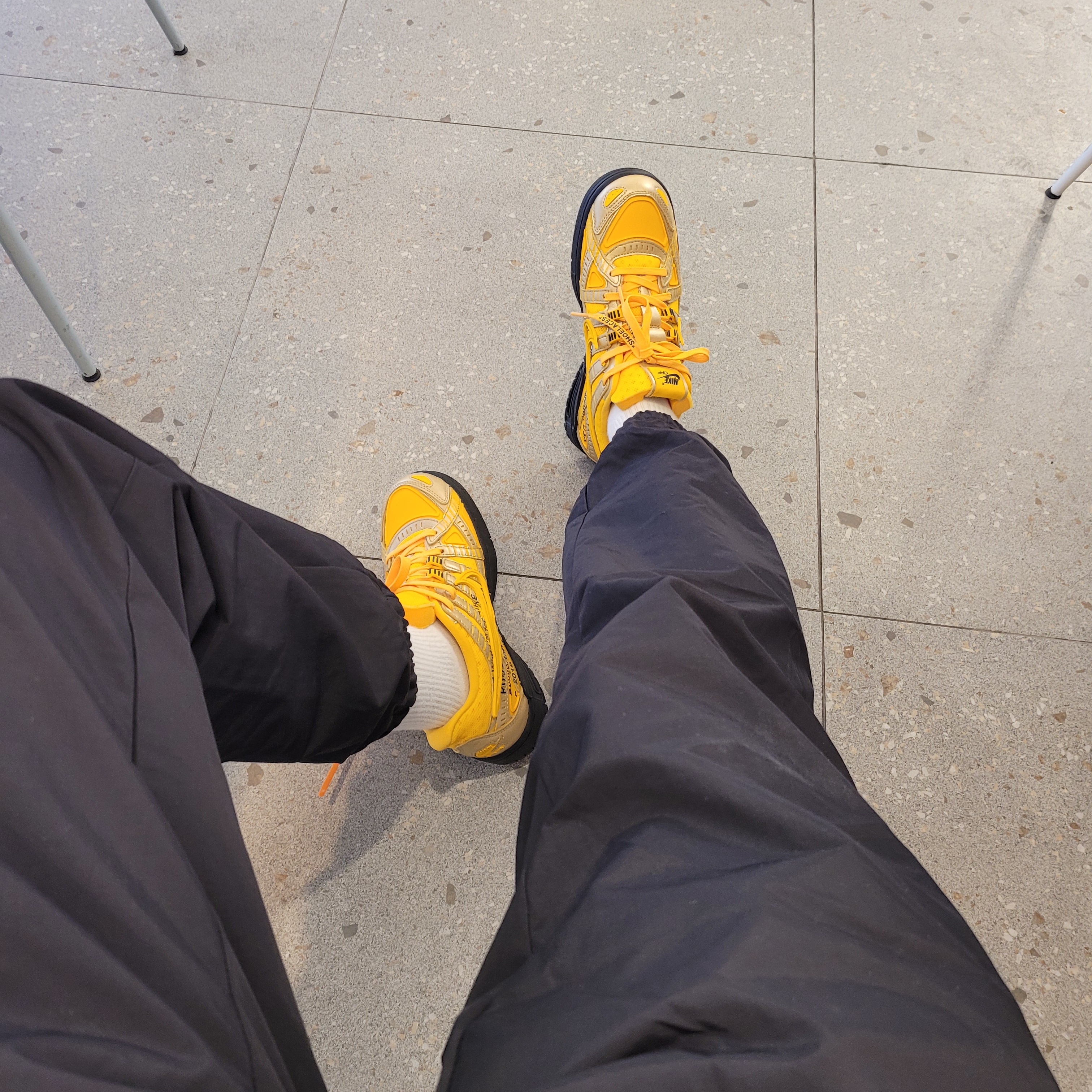 Nike x Off-White Air Rubber Dunk University Gold 착용 스타일