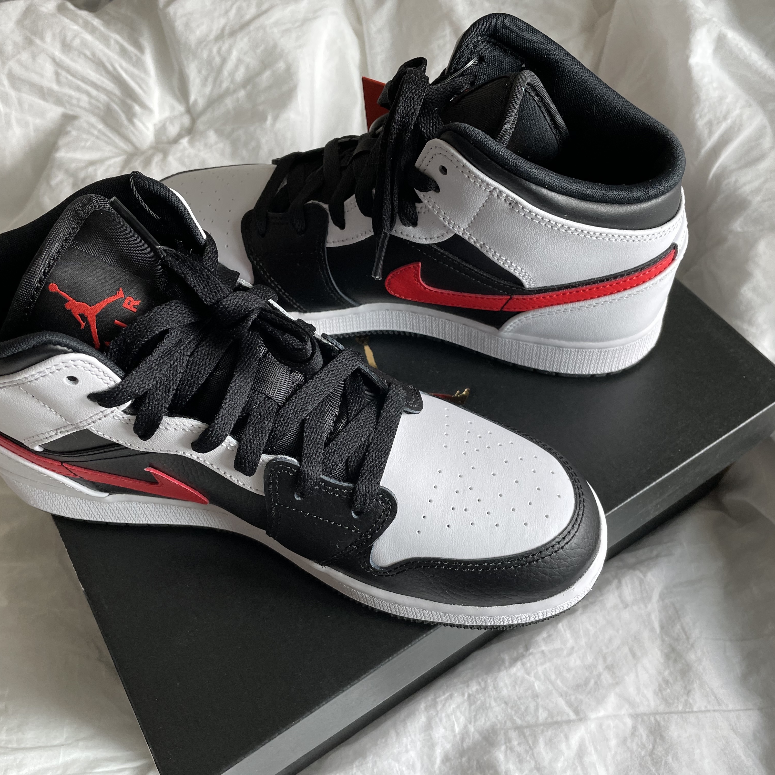 (GS) Jordan 1 Mid Black Chile Red 착용 스타일 - 2