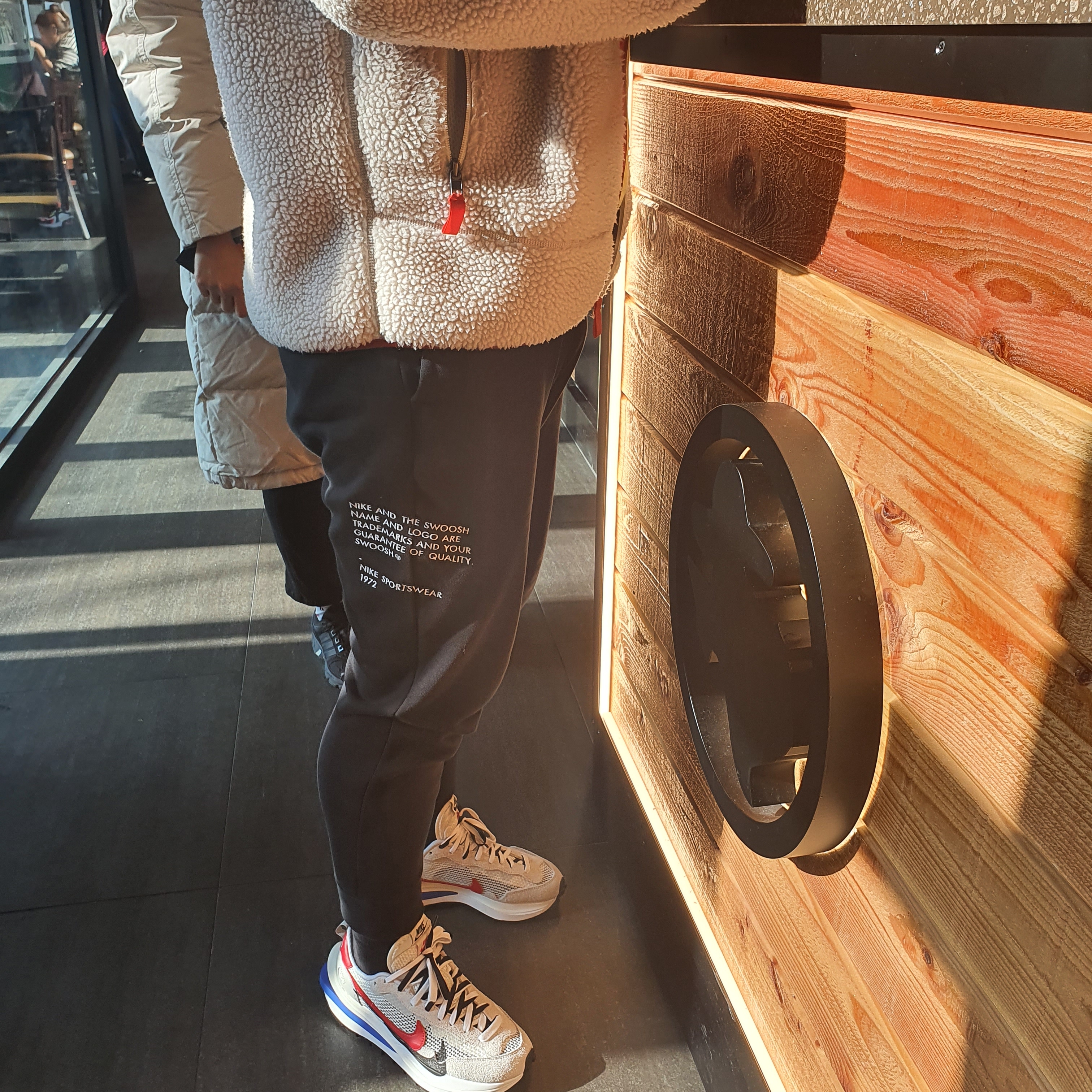 Nike x Sacai VaporWaffle Royal Fuchsia 착용 스타일