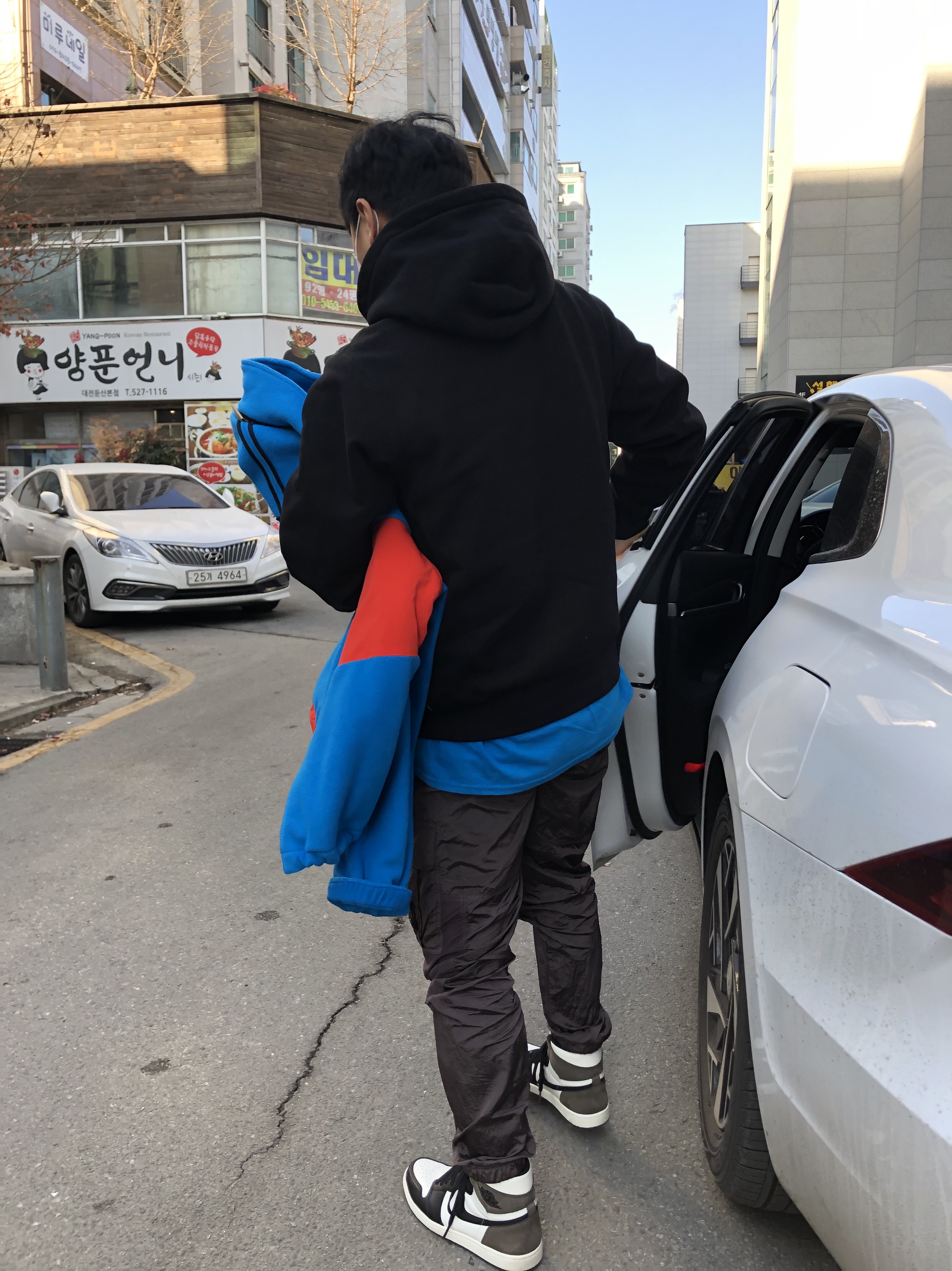Jordan 1 Retro High OG Black Mocha 착용 스타일 - 2
