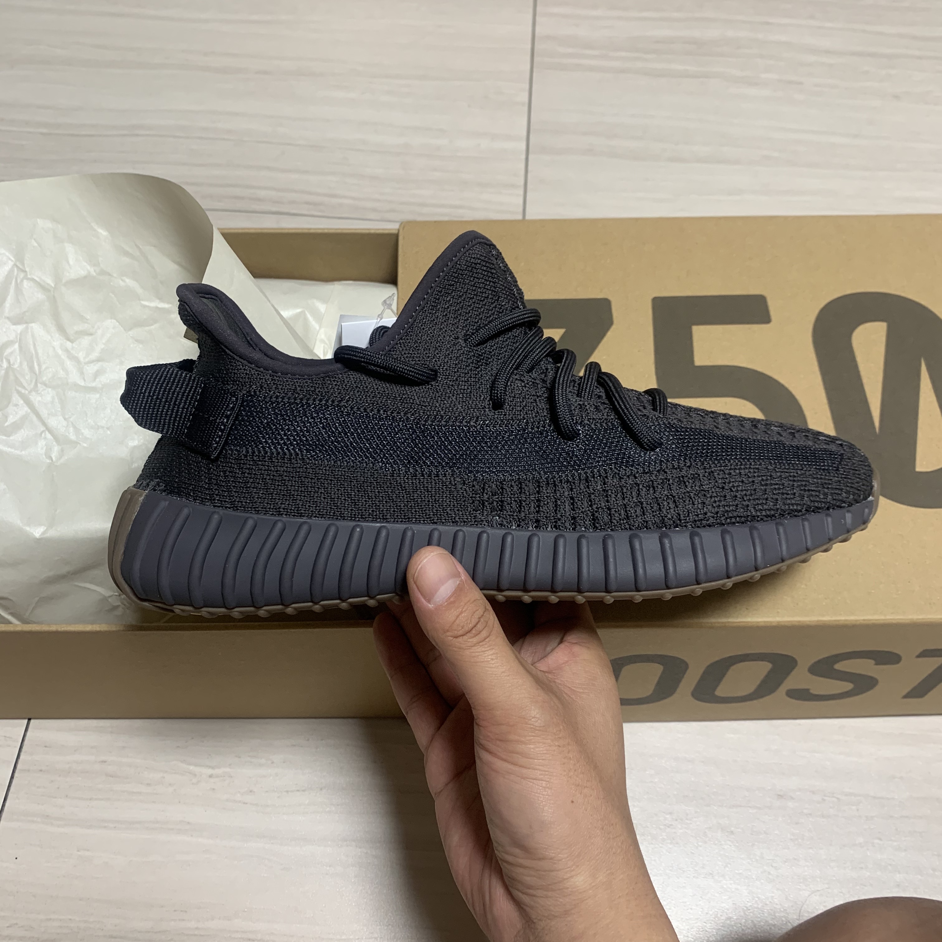 Adidas Yeezy Boost 350 V2 Cinder 착용 스타일