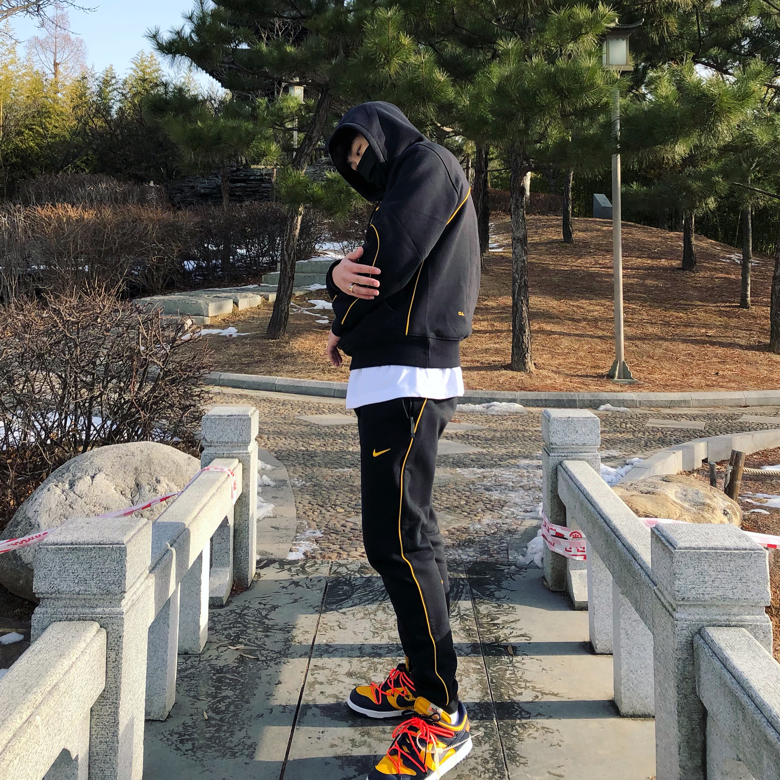 Nike x Off-White Dunk Low University Gold Midnight Navy, Nike x Drake Nocta Essential Hoodie Black - Asia 착용 스타일