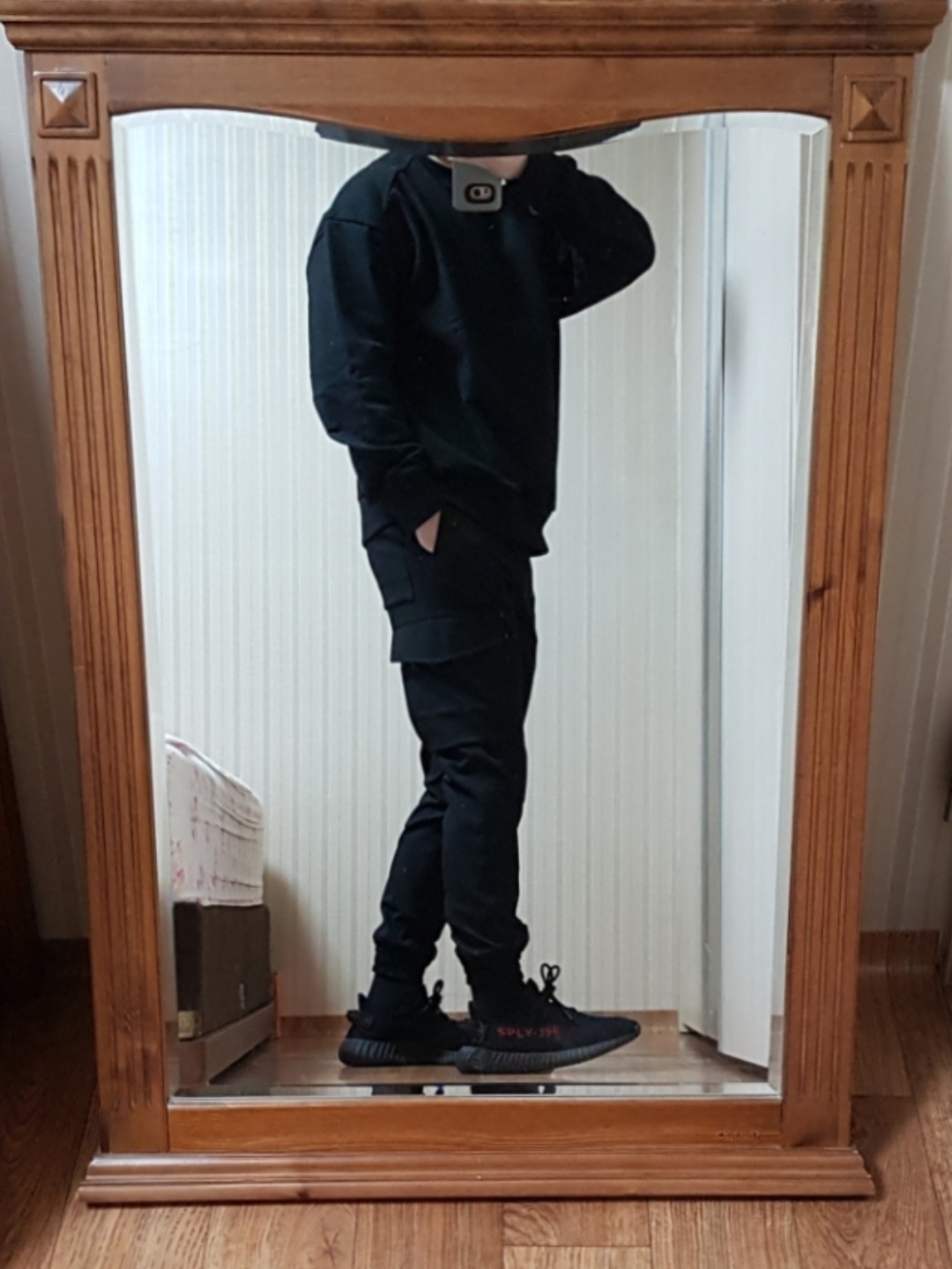 Adidas Yeezy Boost 350 V2 Black Red 2020 착용 스타일 - 2
