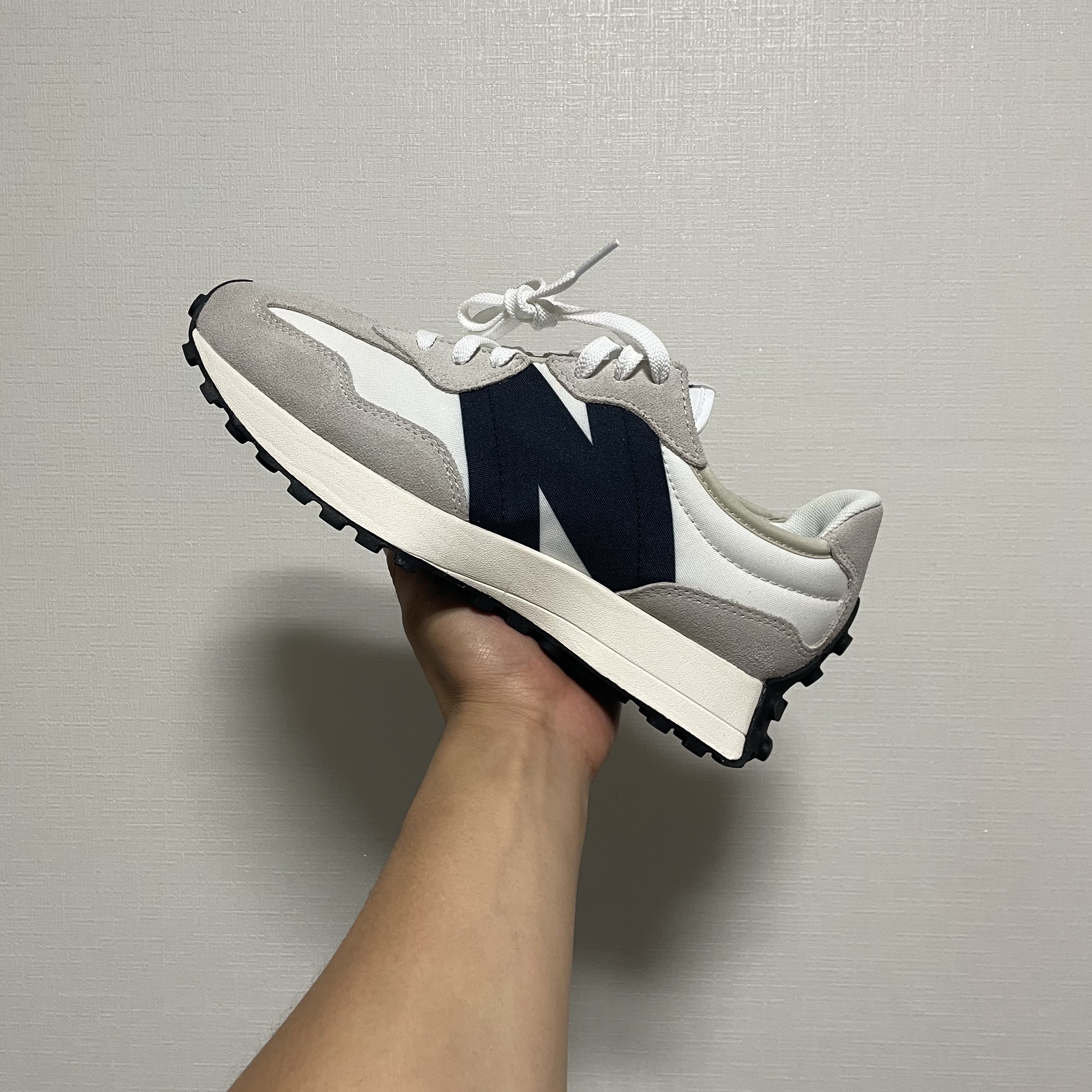 New Balance 327 White Black 착용 스타일