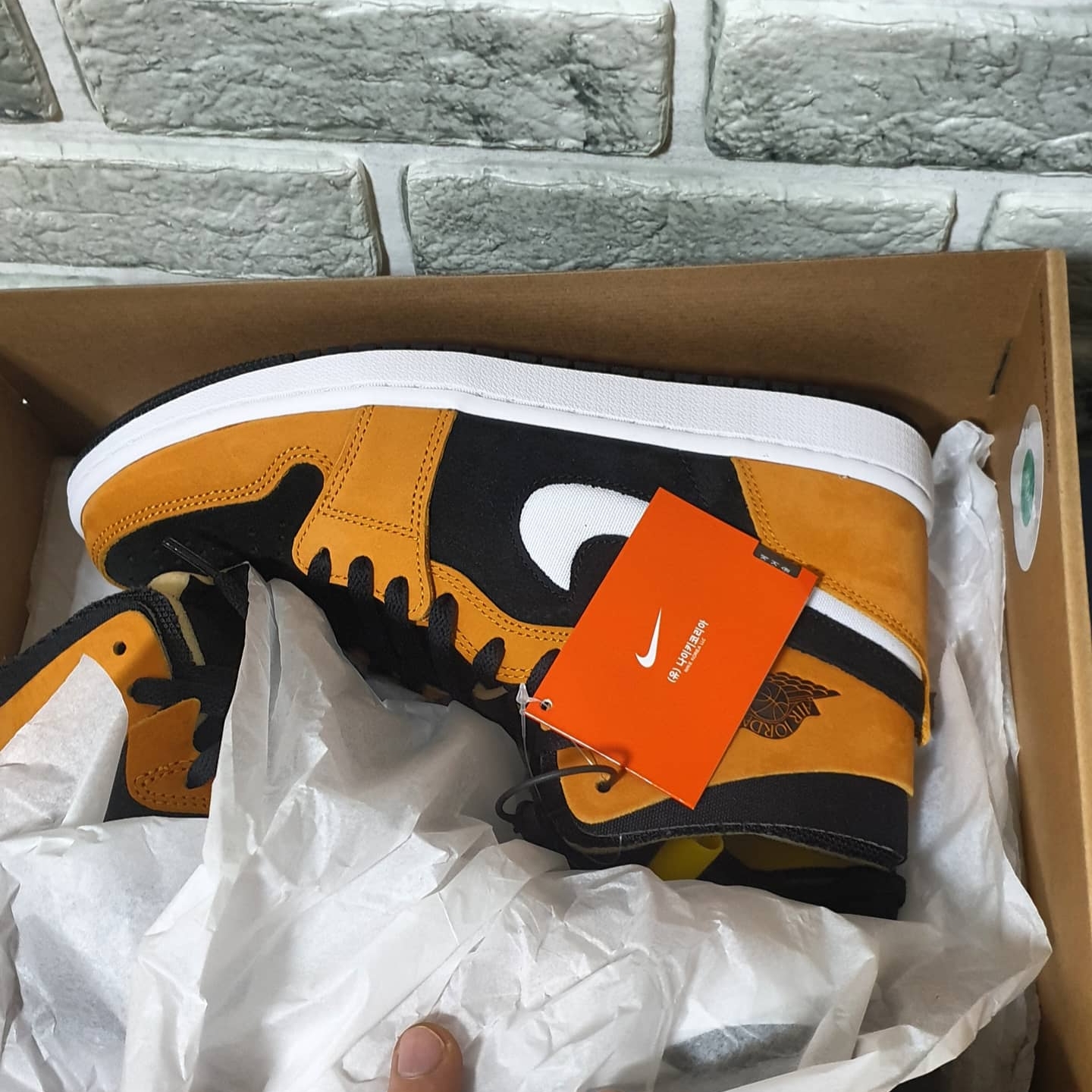Jordan 1 Zoom Air CMFT Monarch Orange 착용 스타일 - 1
