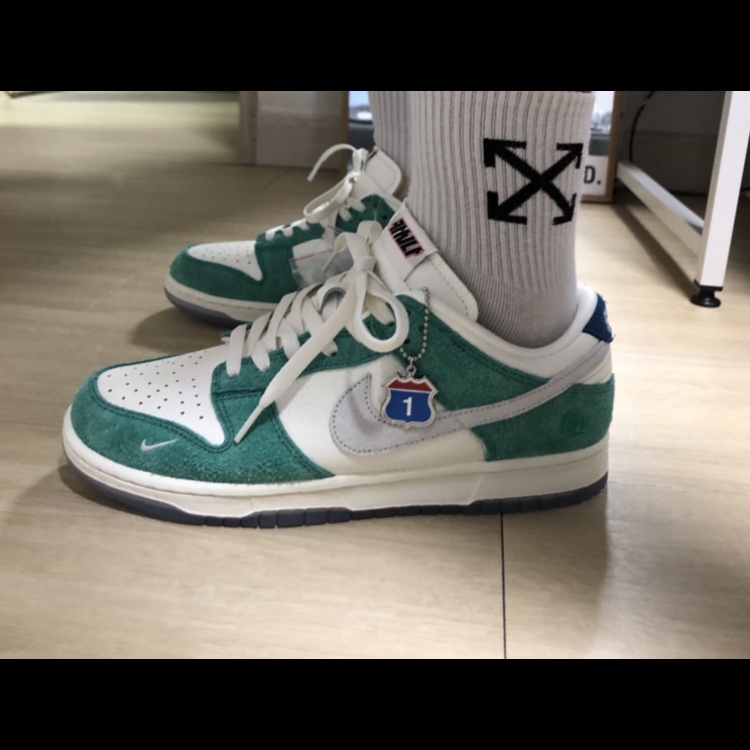 (W) Jordan 1 Retro High Satin Red, Nike x Kasina Dunk Low Road Sign - Kasina Exclusive 착용 스타일 - 2