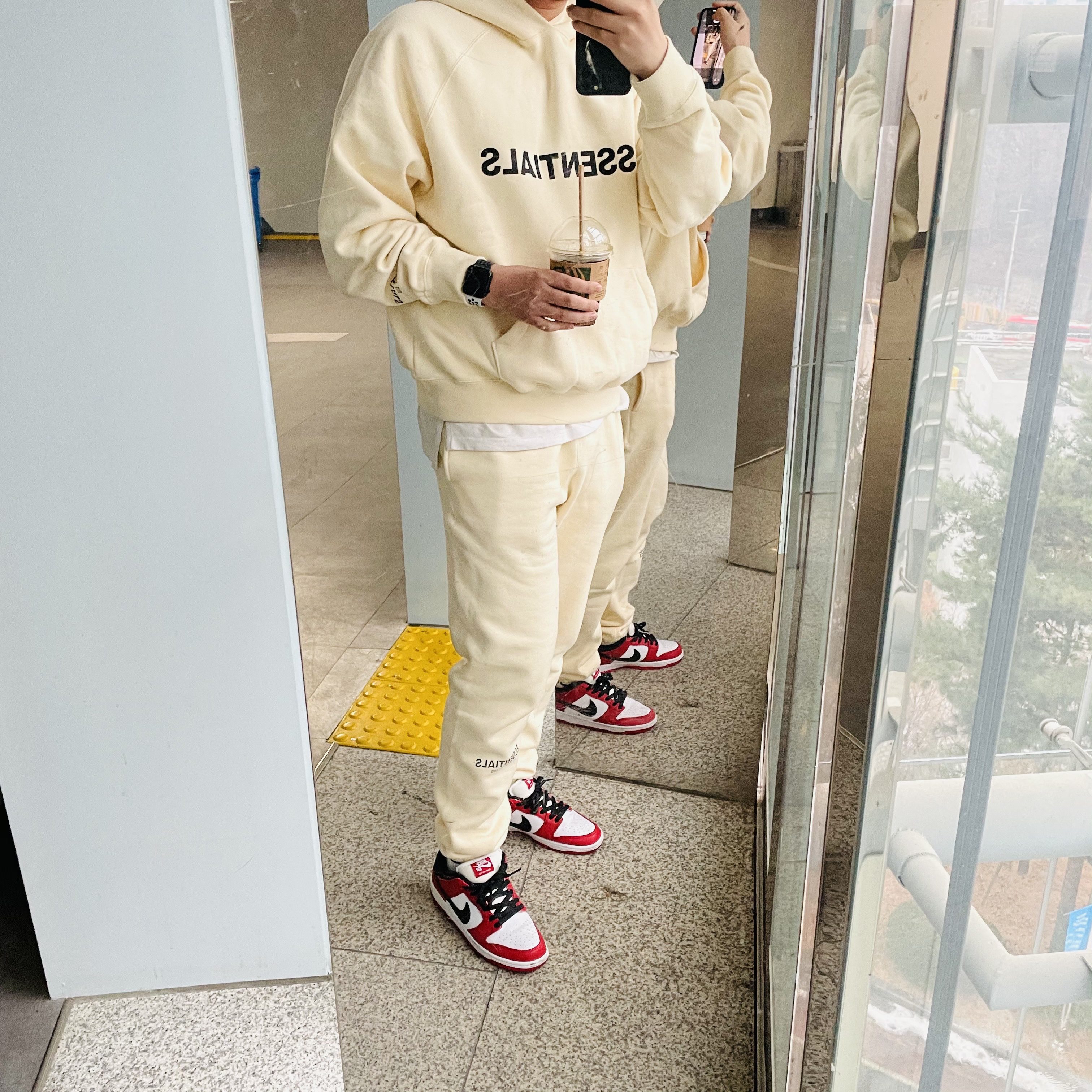 Essentials 3D Silicon Applique Pullover Hoodie Buttercream 2020, Essentials Sweatpants Buttercream 2020 착용 스타일