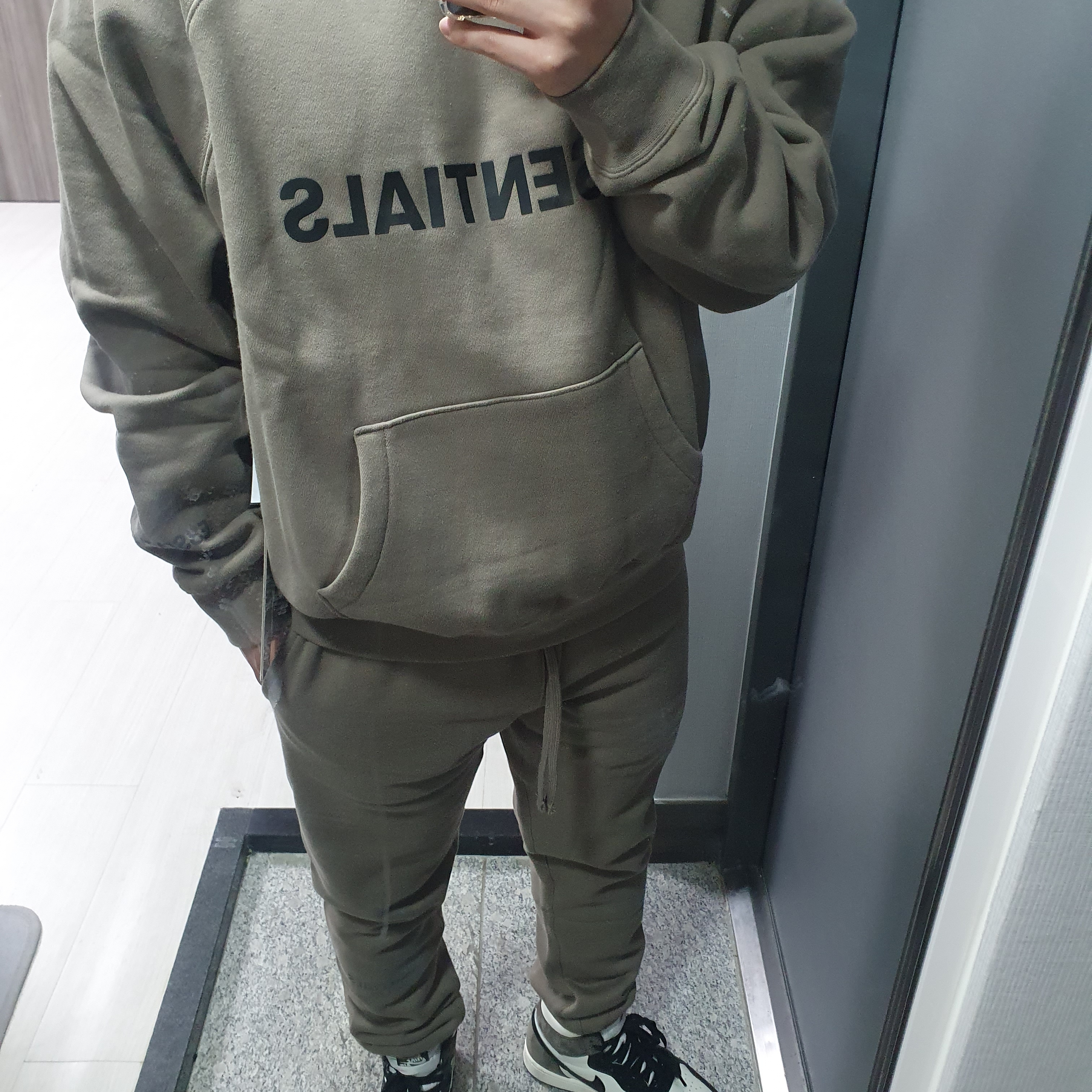 Essentials 3D Silicon Applique Pullover Hoodie Taupe - 20FW, Essentials Sweatpants Taupe - 20FW 착용 스타일