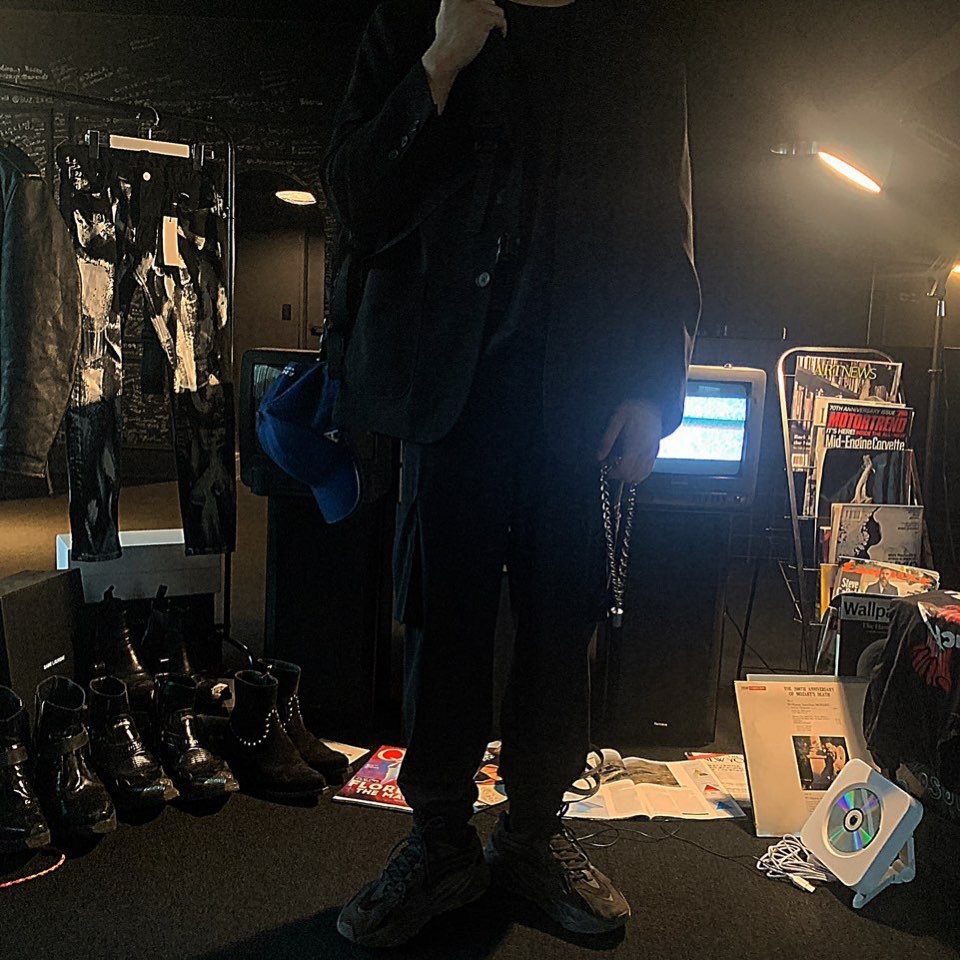 Adidas Yeezy Boost 700 V2 Vanta 2019 착용 스타일