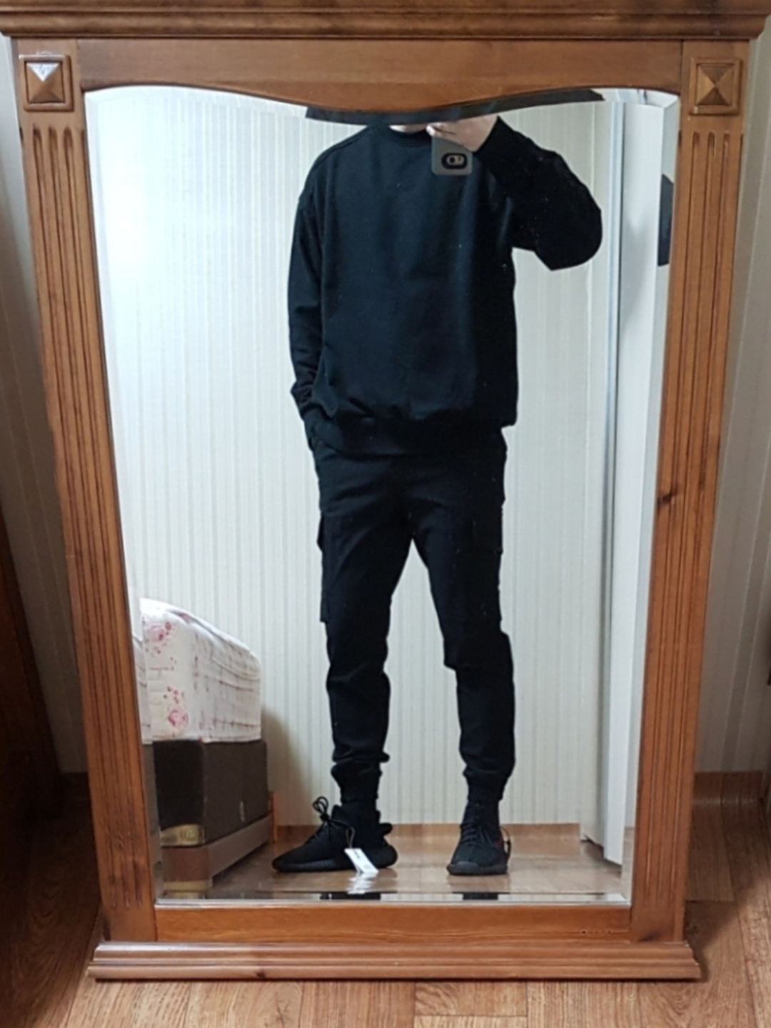 Adidas Yeezy Boost 350 V2 Black Red 2020 착용 스타일 - 3