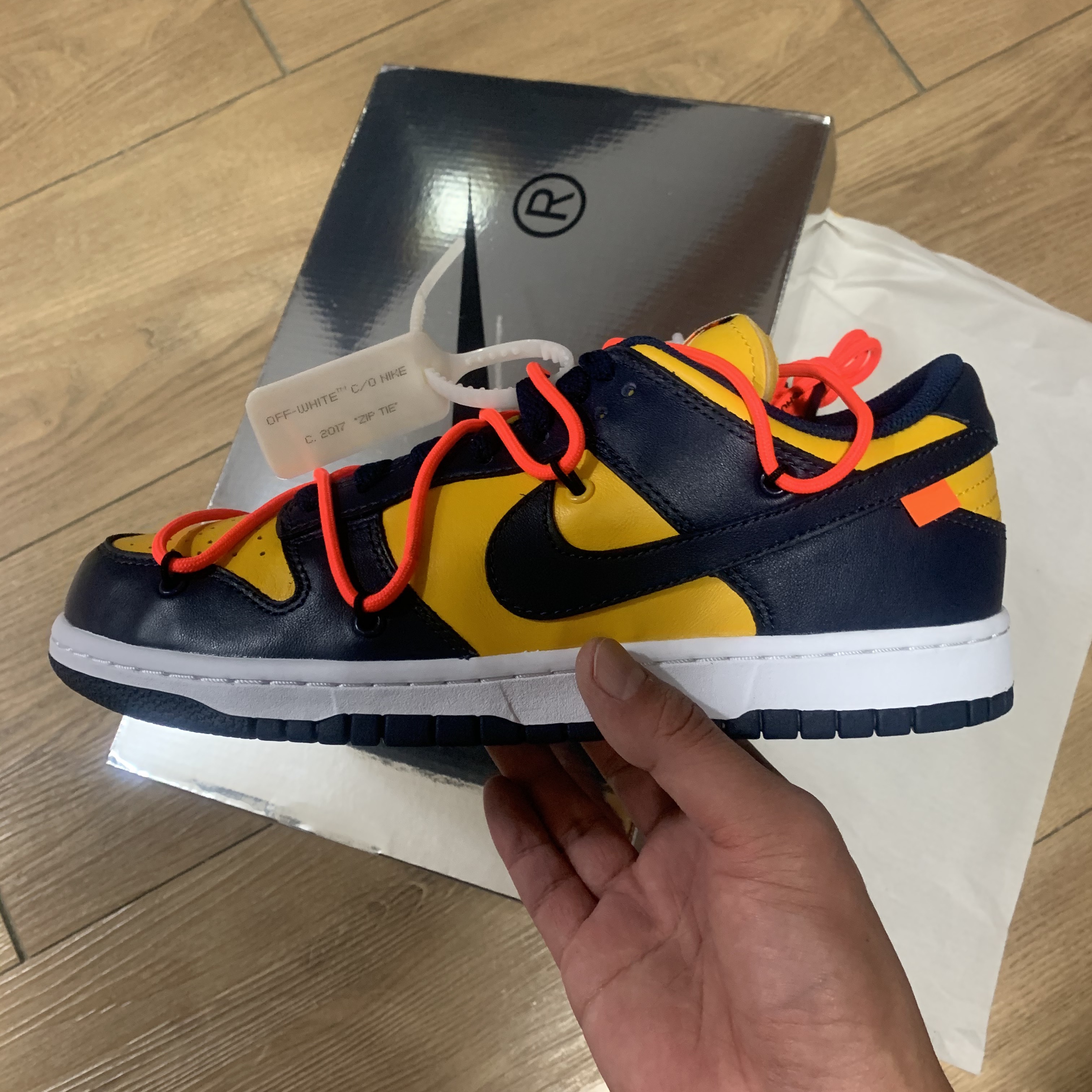 Nike x Off-White Dunk Low University Gold Midnight Navy 착용 스타일
