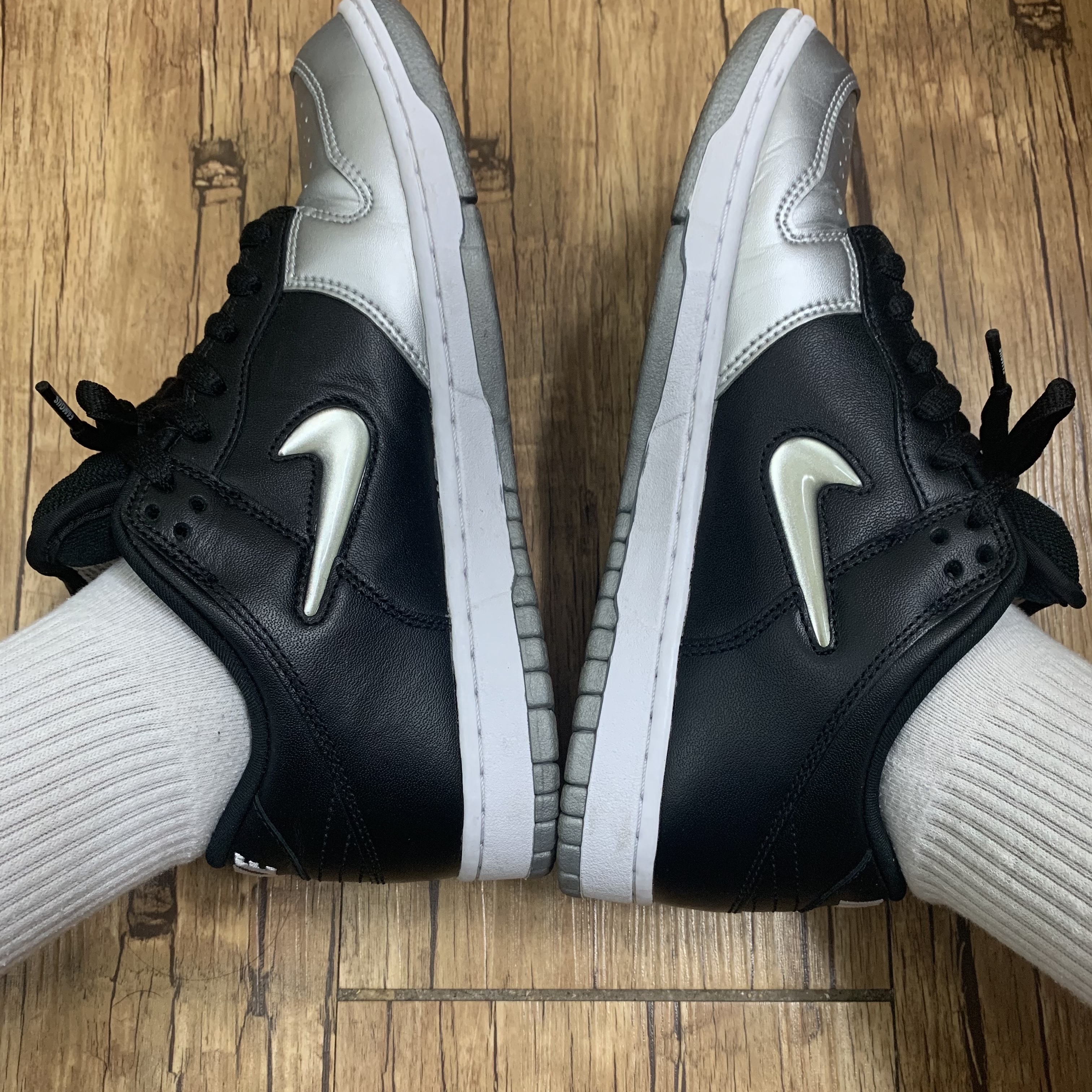 Nike x Supreme SB Dunk Low Jewel Swoosh Silver 착용 스타일 - 2