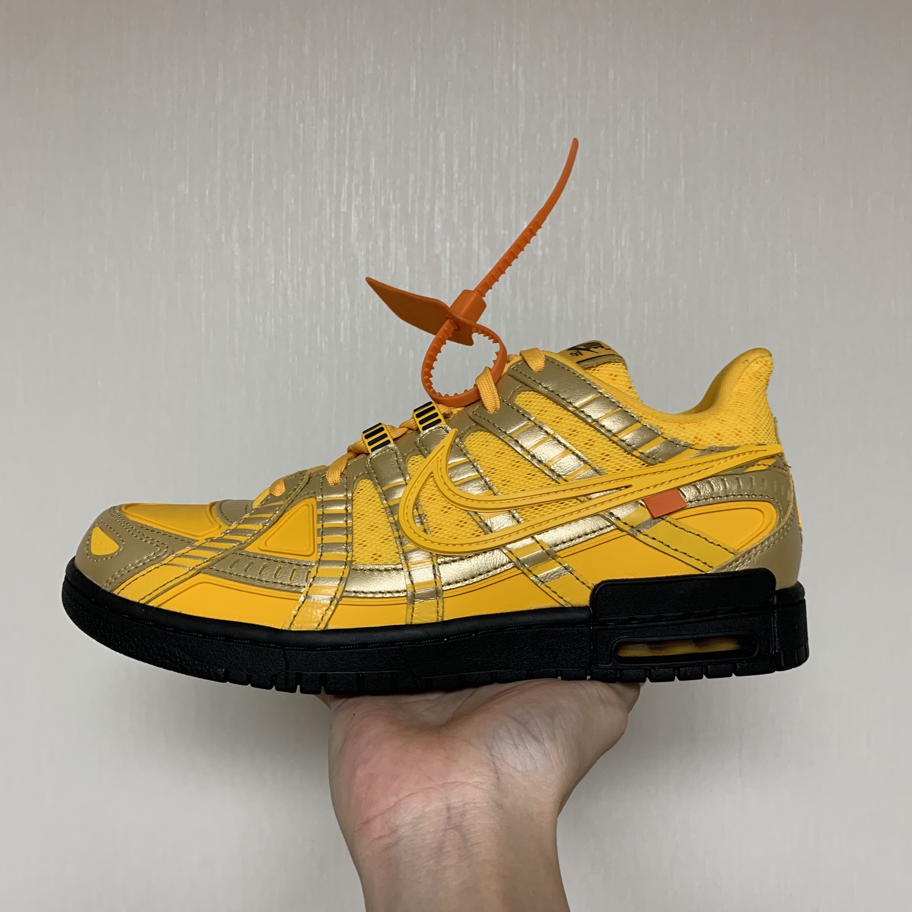 Nike x Off-White Air Rubber Dunk University Gold 착용 스타일 - 2