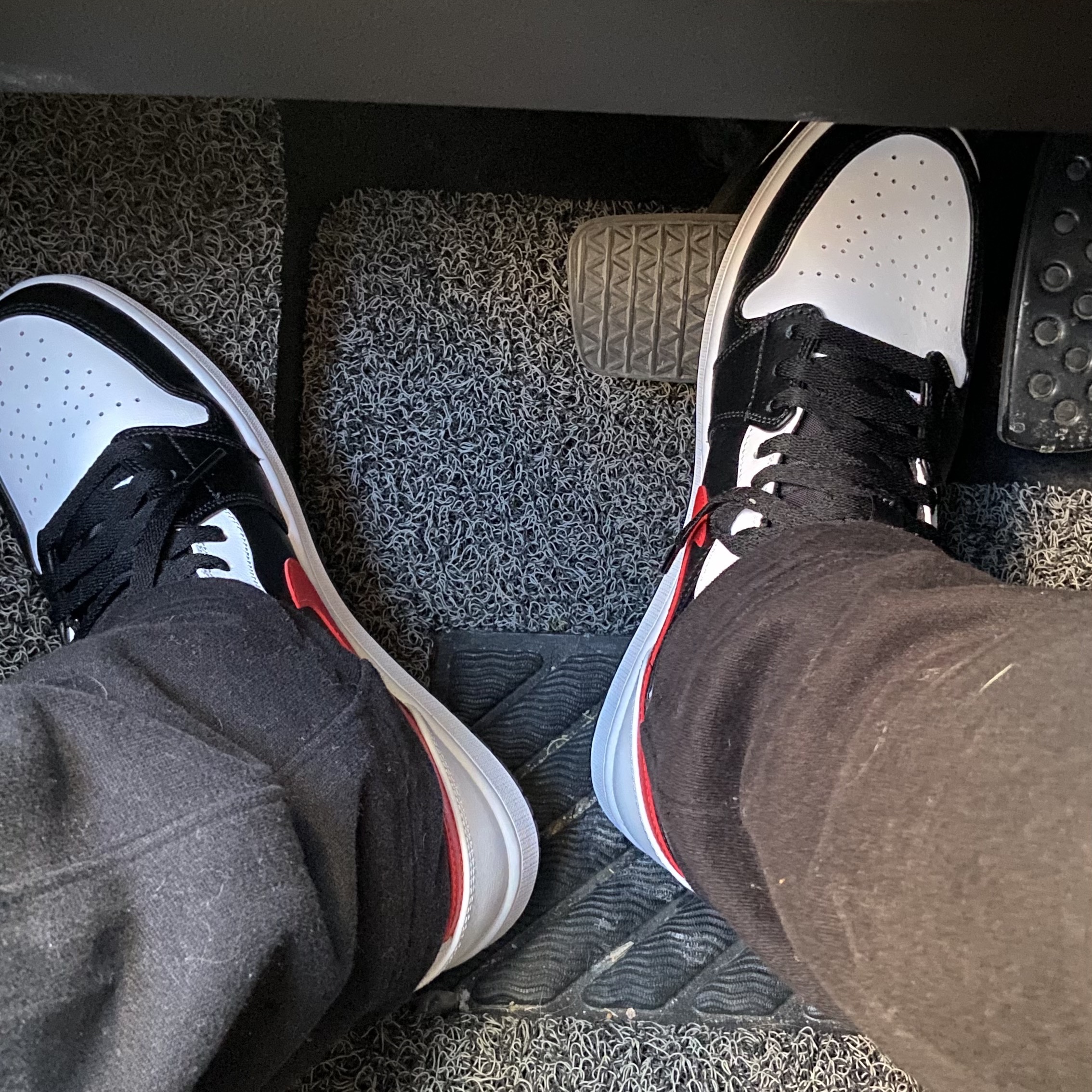 Jordan 1 Mid Black Chile Red 착용 스타일 - 1