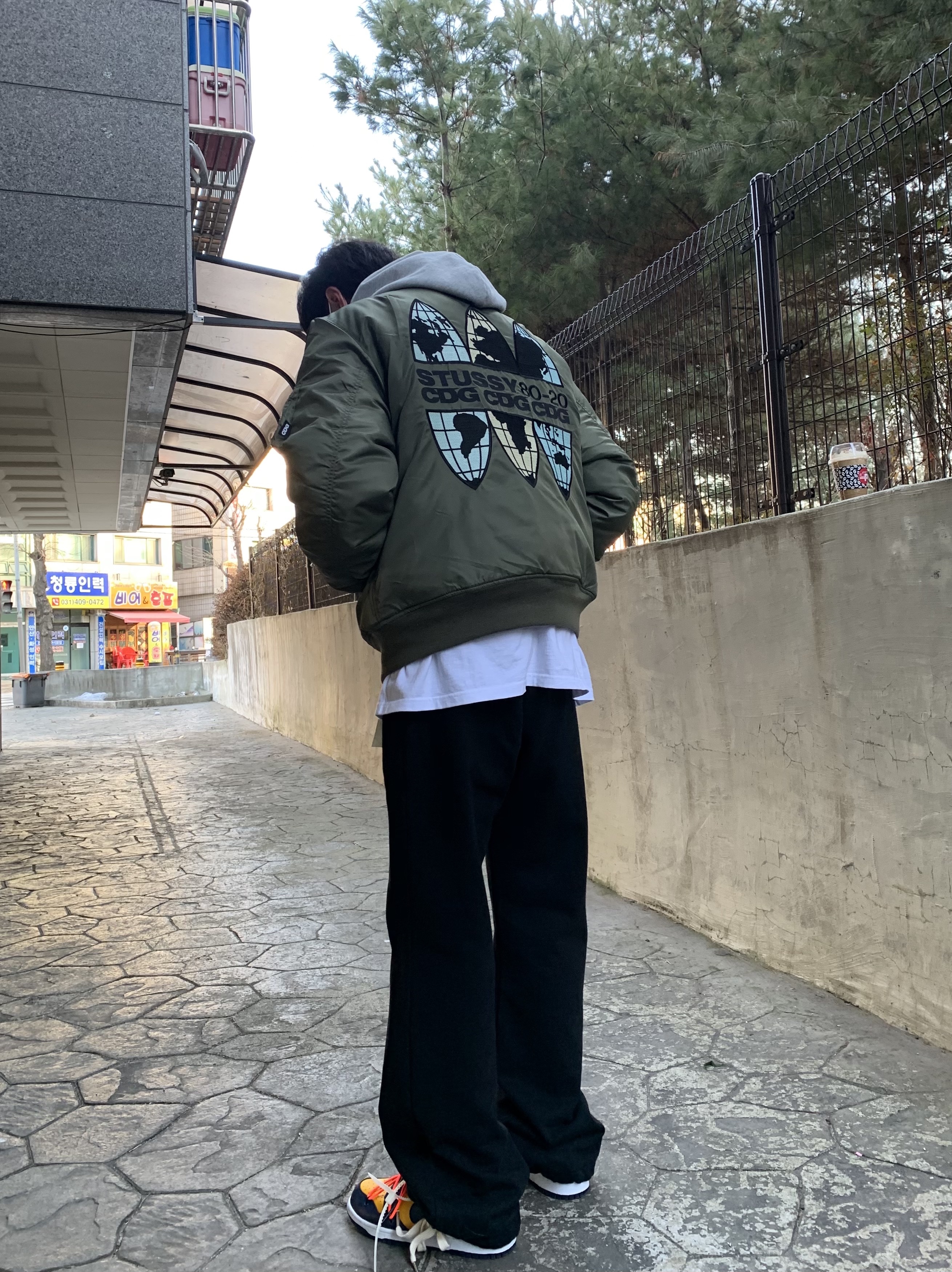 Nike x Off-White Dunk Low University Gold Midnight Navy, Stussy x CDG MA-1 Jacket Olive 착용 스타일 - 1
