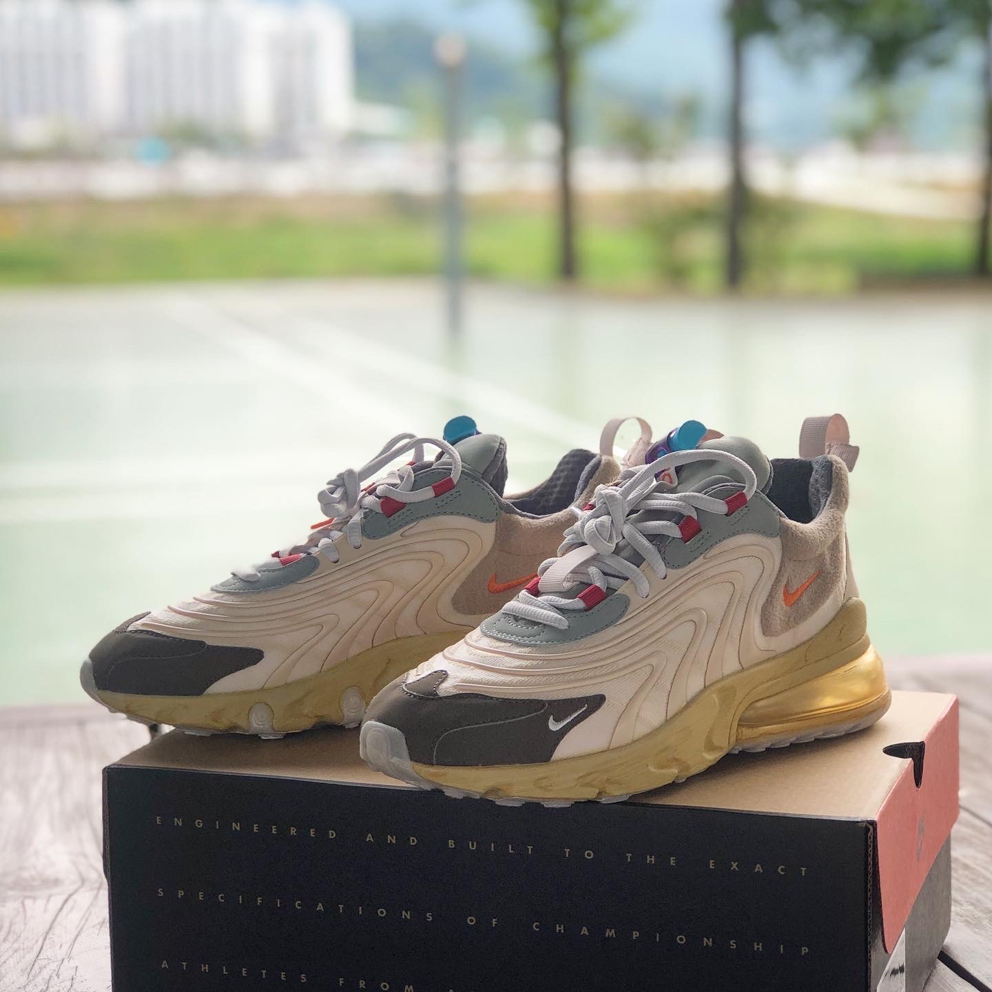 Nike x Travis Scott Air Max 270 React Cactus Trails 착용 스타일 - 1