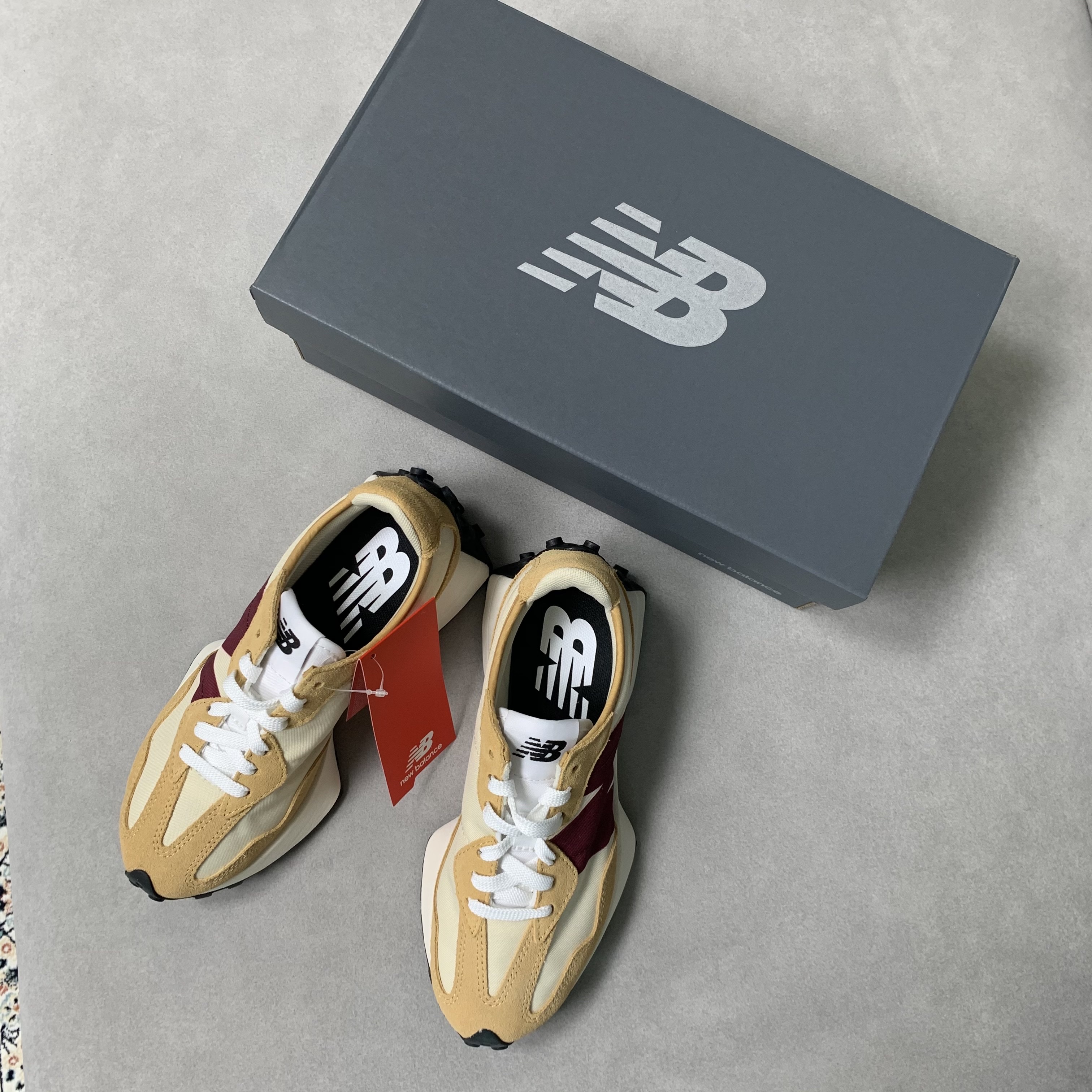 New Balance 327 Moonbeam Ghost Pepper 착용 스타일 - 3